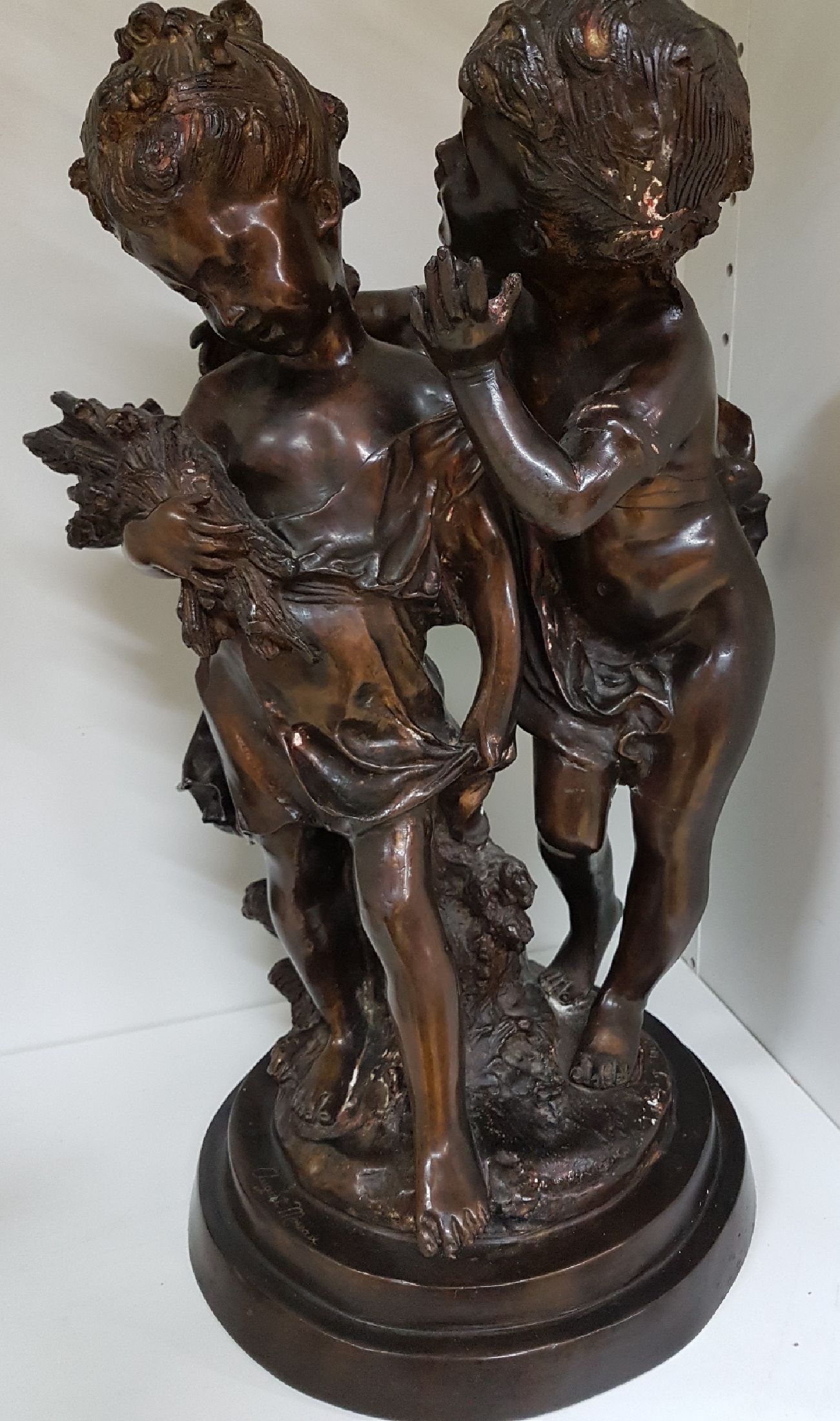 Detail a: Große Bronzeplastik, nach Auguste Moreau (1861-1906), Bronze, braun patiniert, zwei sich neckende Kinder als Allegorien, auf Plinthe signiert, ...
