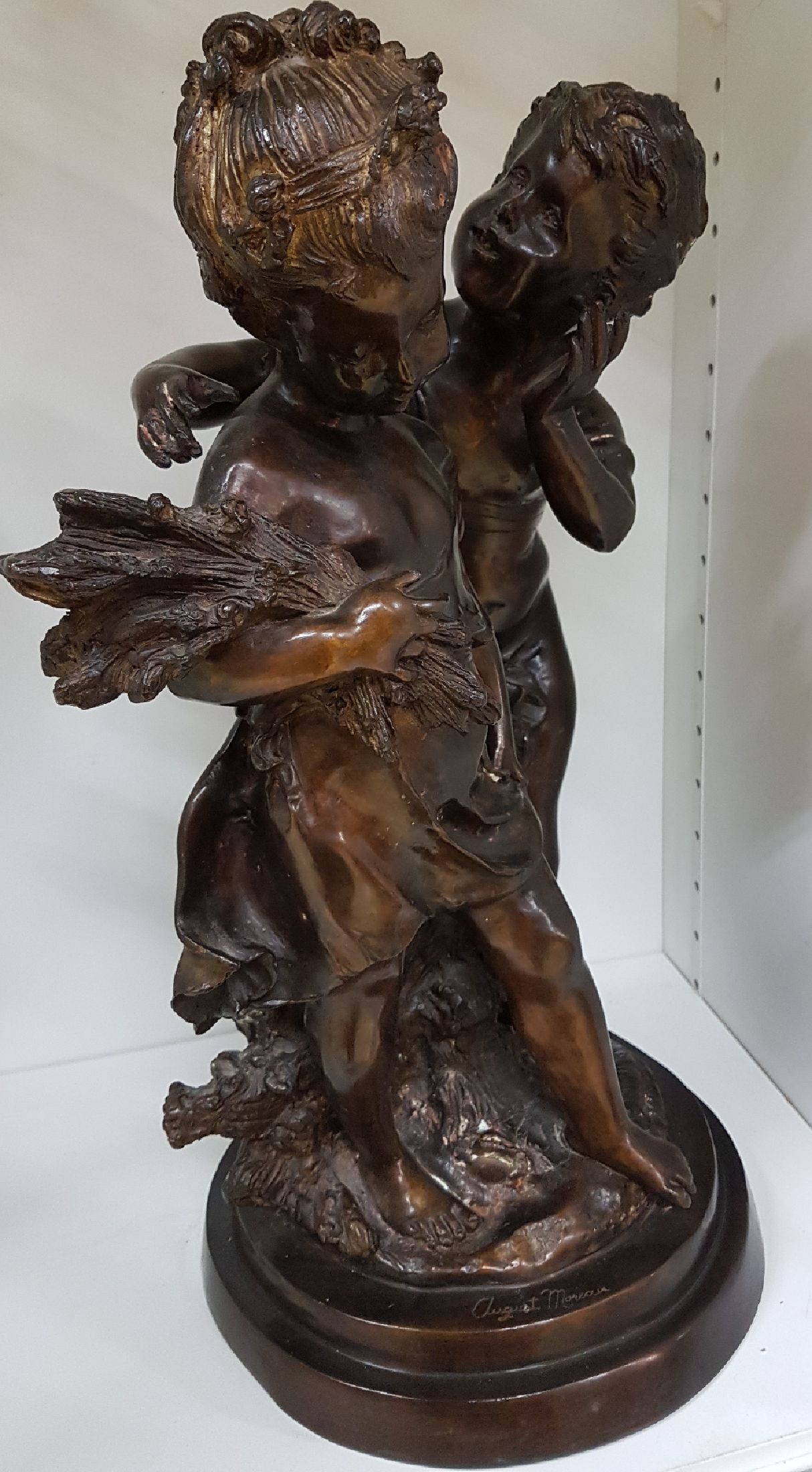 Detail b: Große Bronzeplastik, nach Auguste Moreau (1861-1906), Bronze, braun patiniert, zwei sich neckende Kinder als Allegorien, auf Plinthe signiert, ...