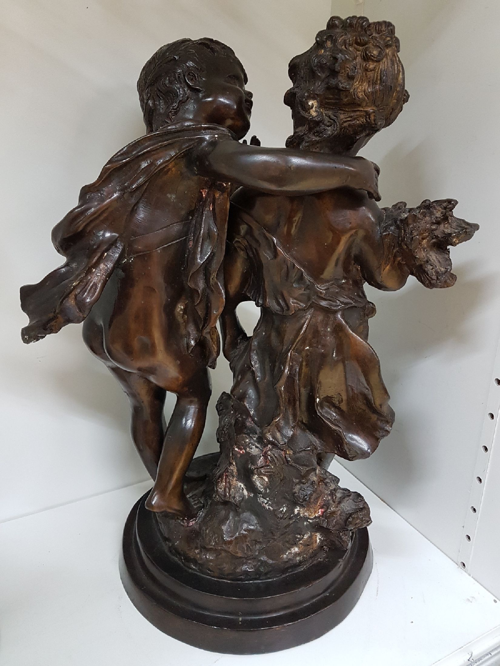 Detail c: Große Bronzeplastik, nach Auguste Moreau (1861-1906), Bronze, braun patiniert, zwei sich neckende Kinder als Allegorien, auf Plinthe signiert, ...