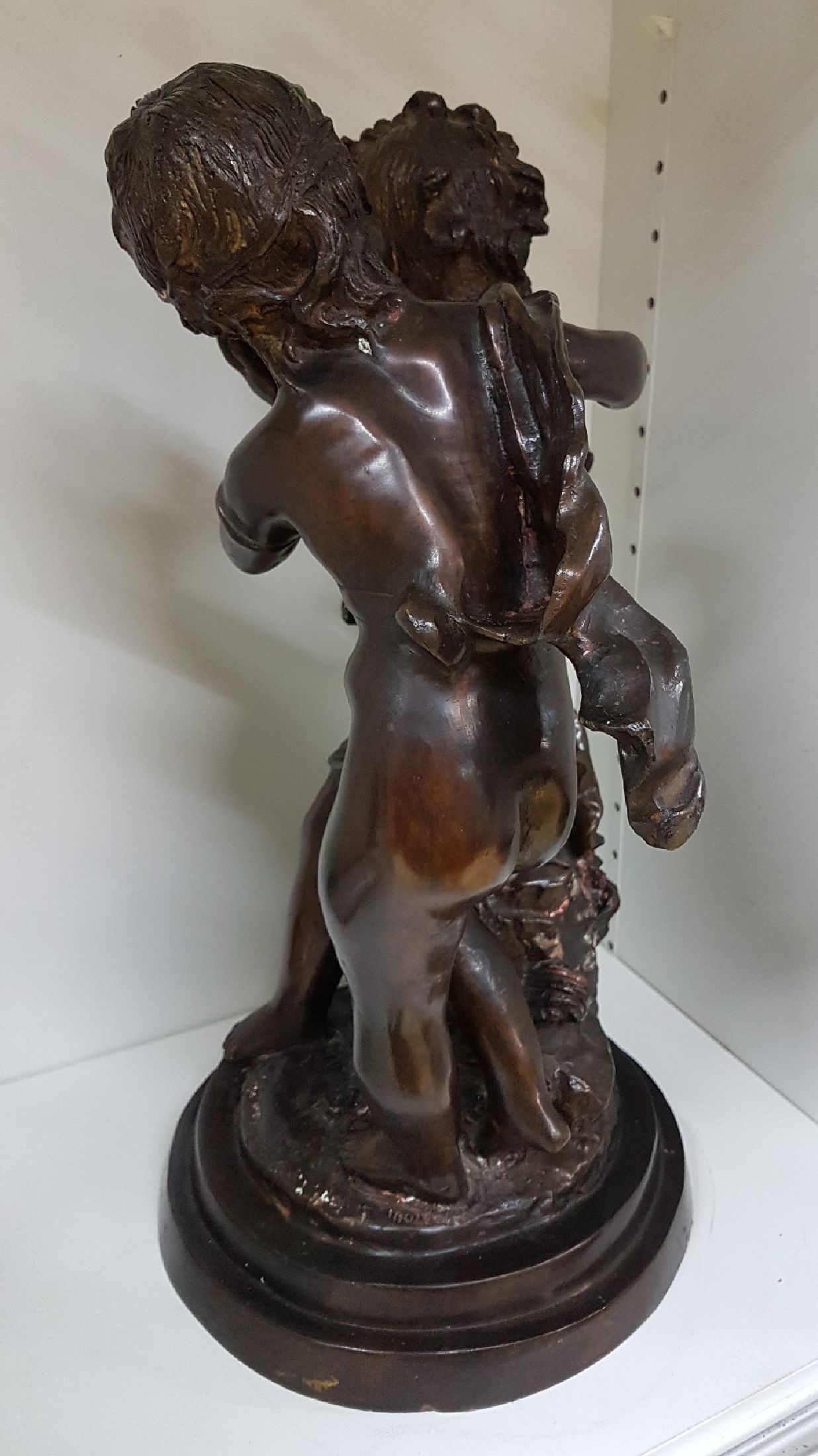 Detail d: Große Bronzeplastik, nach Auguste Moreau (1861-1906), Bronze, braun patiniert, zwei sich neckende Kinder als Allegorien, auf Plinthe signiert, ...
