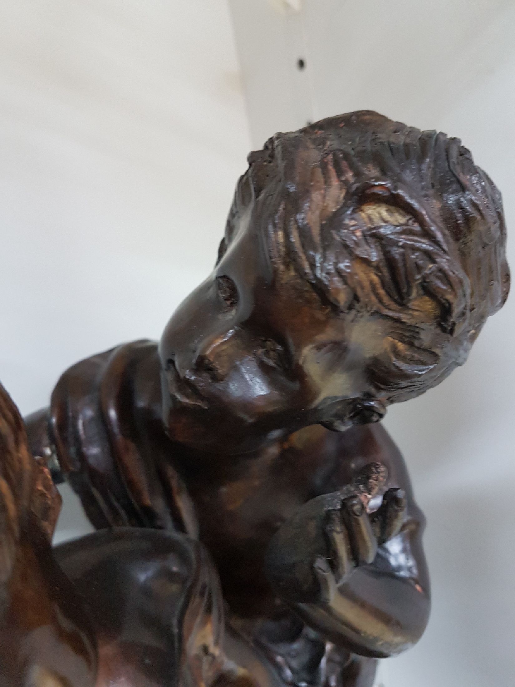 Detail e: Große Bronzeplastik, nach Auguste Moreau (1861-1906), Bronze, braun patiniert, zwei sich neckende Kinder als Allegorien, auf Plinthe signiert, ...