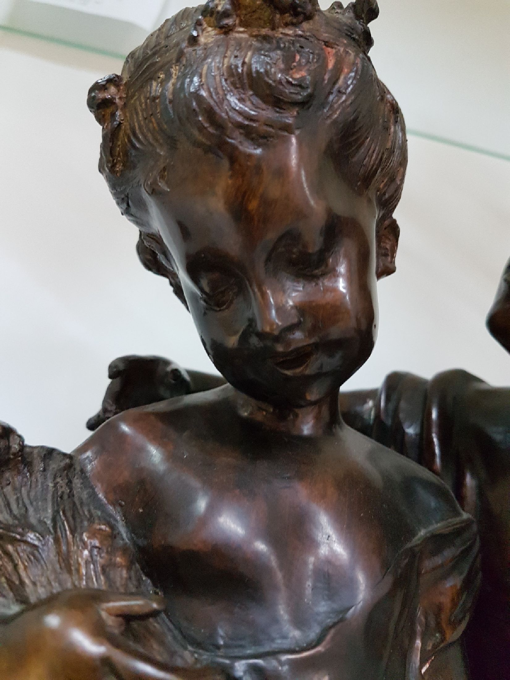 Detail f: Große Bronzeplastik, nach Auguste Moreau (1861-1906), Bronze, braun patiniert, zwei sich neckende Kinder als Allegorien, auf Plinthe signiert, ...