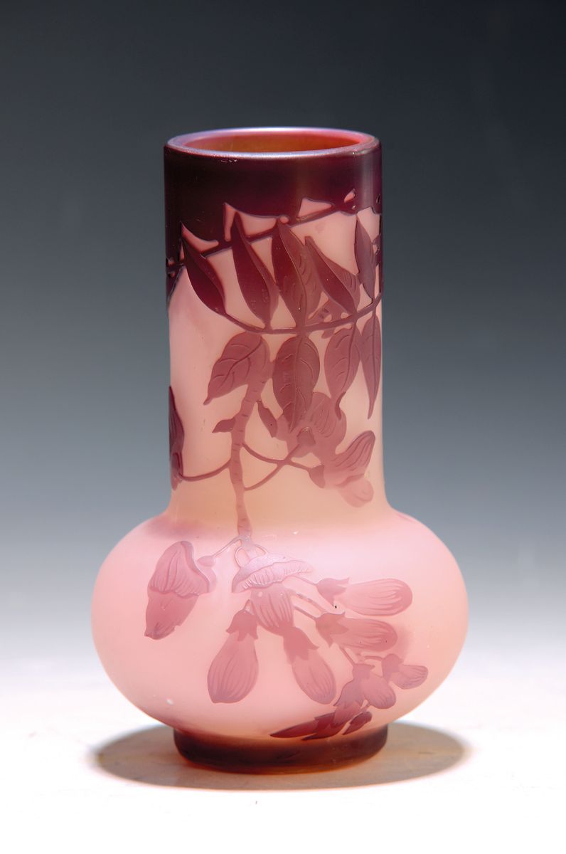 Glasziervase, Emile Galle, Nancy, um 1919/20 , farbloses Glas, pink und violett überfangen, geschnitten und geätzt, wohl Kirschblüten und Zweige, ...