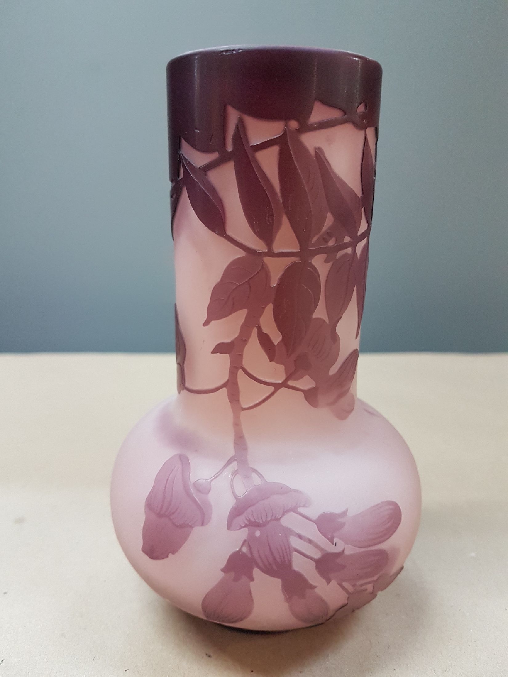 Detail a: Glasziervase, Emile Galle, Nancy, um 1919/20 , farbloses Glas, pink und violett überfangen, geschnitten und geätzt, wohl Kirschblüten und Zweige, ...