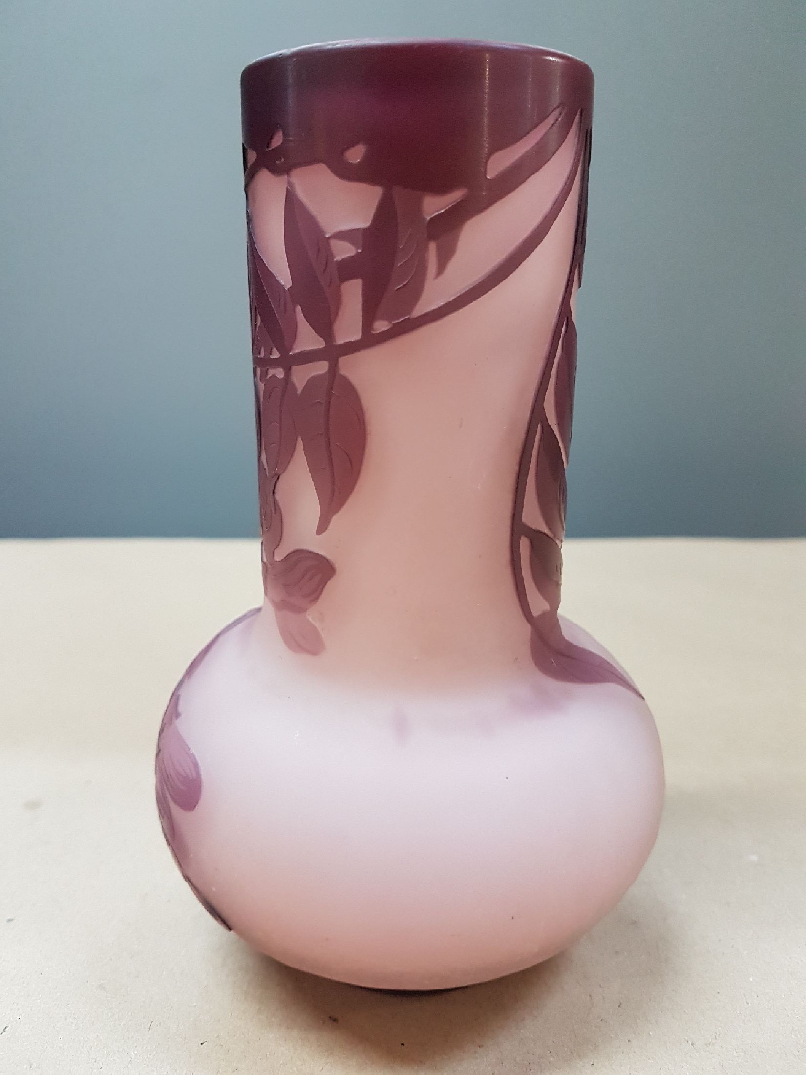 Detail b: Glasziervase, Emile Galle, Nancy, um 1919/20 , farbloses Glas, pink und violett überfangen, geschnitten und geätzt, wohl Kirschblüten und Zweige, ...