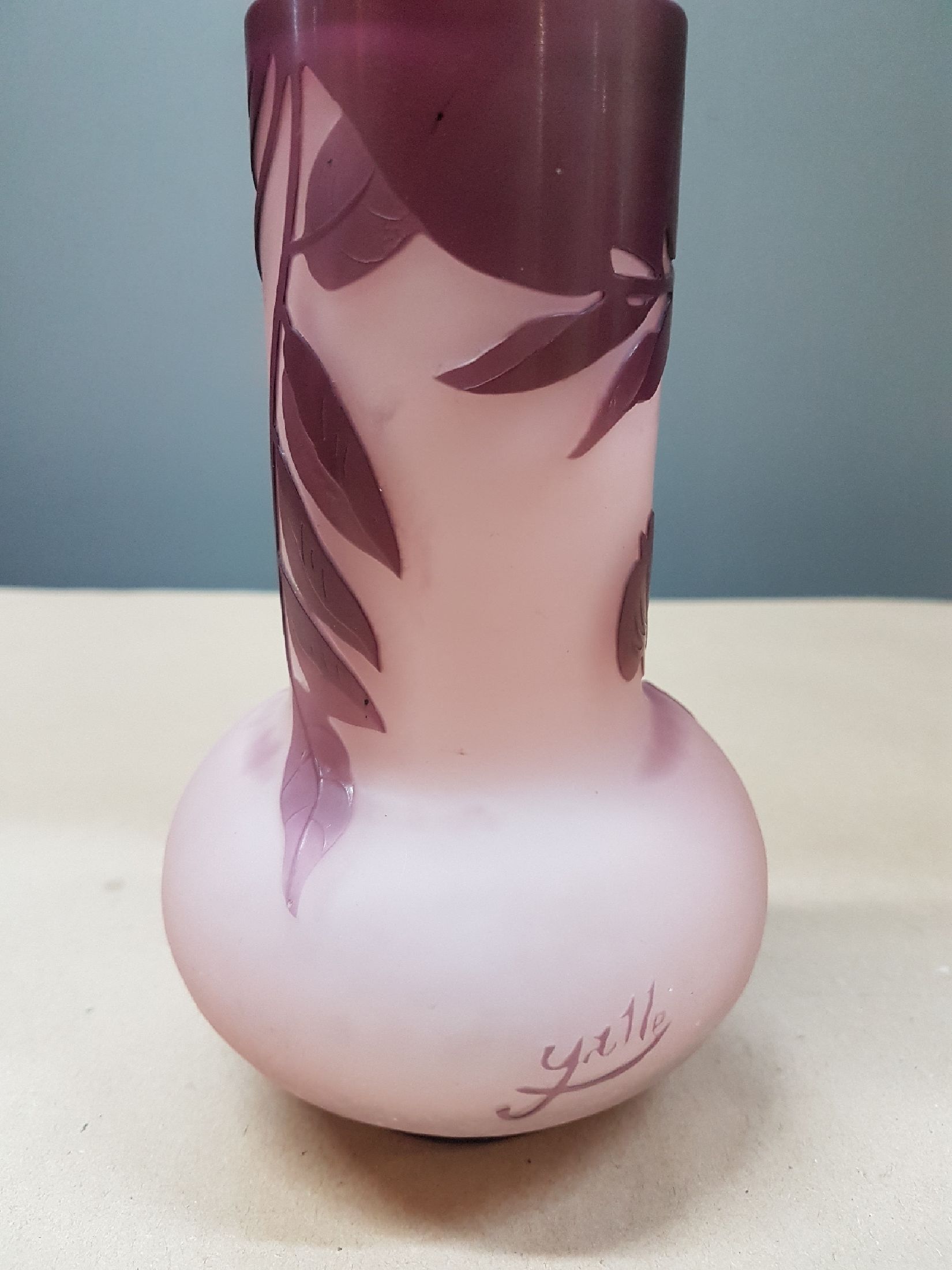 Detail c: Glasziervase, Emile Galle, Nancy, um 1919/20 , farbloses Glas, pink und violett überfangen, geschnitten und geätzt, wohl Kirschblüten und Zweige, ...