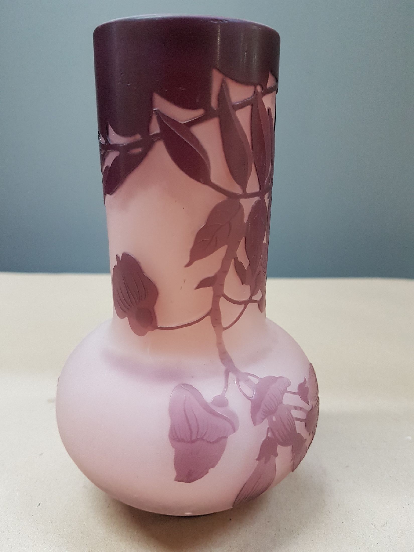 Detail d: Glasziervase, Emile Galle, Nancy, um 1919/20 , farbloses Glas, pink und violett überfangen, geschnitten und geätzt, wohl Kirschblüten und Zweige, ...
