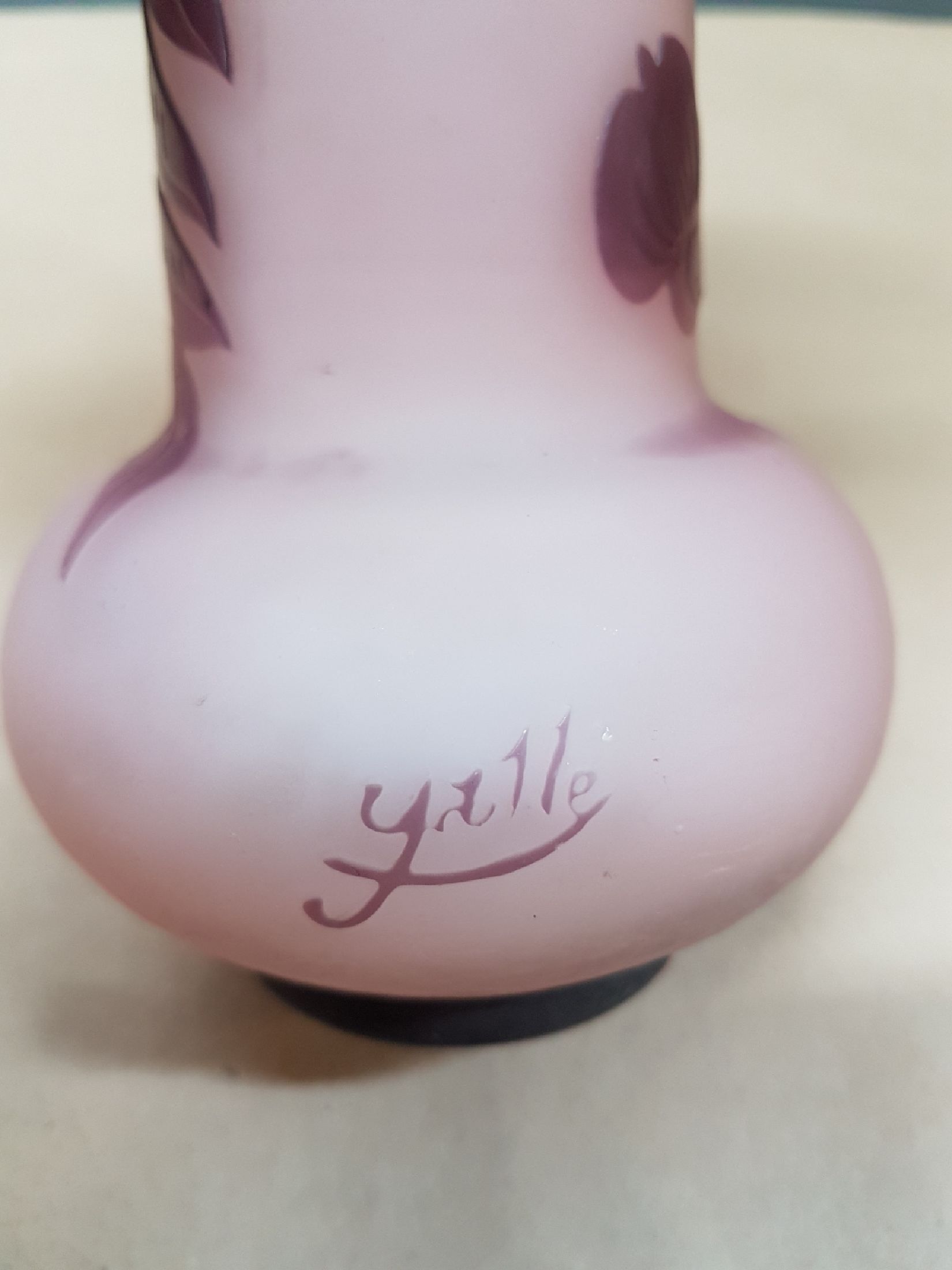 Detail e: Glasziervase, Emile Galle, Nancy, um 1919/20 , farbloses Glas, pink und violett überfangen, geschnitten und geätzt, wohl Kirschblüten und Zweige, ...