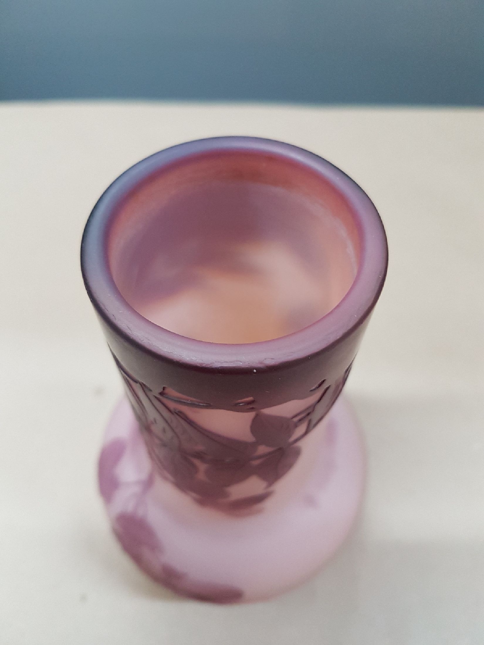 Detail f: Glasziervase, Emile Galle, Nancy, um 1919/20 , farbloses Glas, pink und violett überfangen, geschnitten und geätzt, wohl Kirschblüten und Zweige, ...