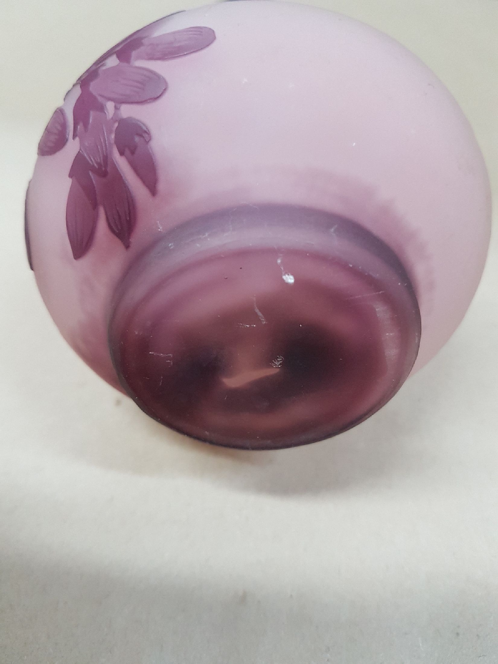 Detail g: Glasziervase, Emile Galle, Nancy, um 1919/20 , farbloses Glas, pink und violett überfangen, geschnitten und geätzt, wohl Kirschblüten und Zweige, ...