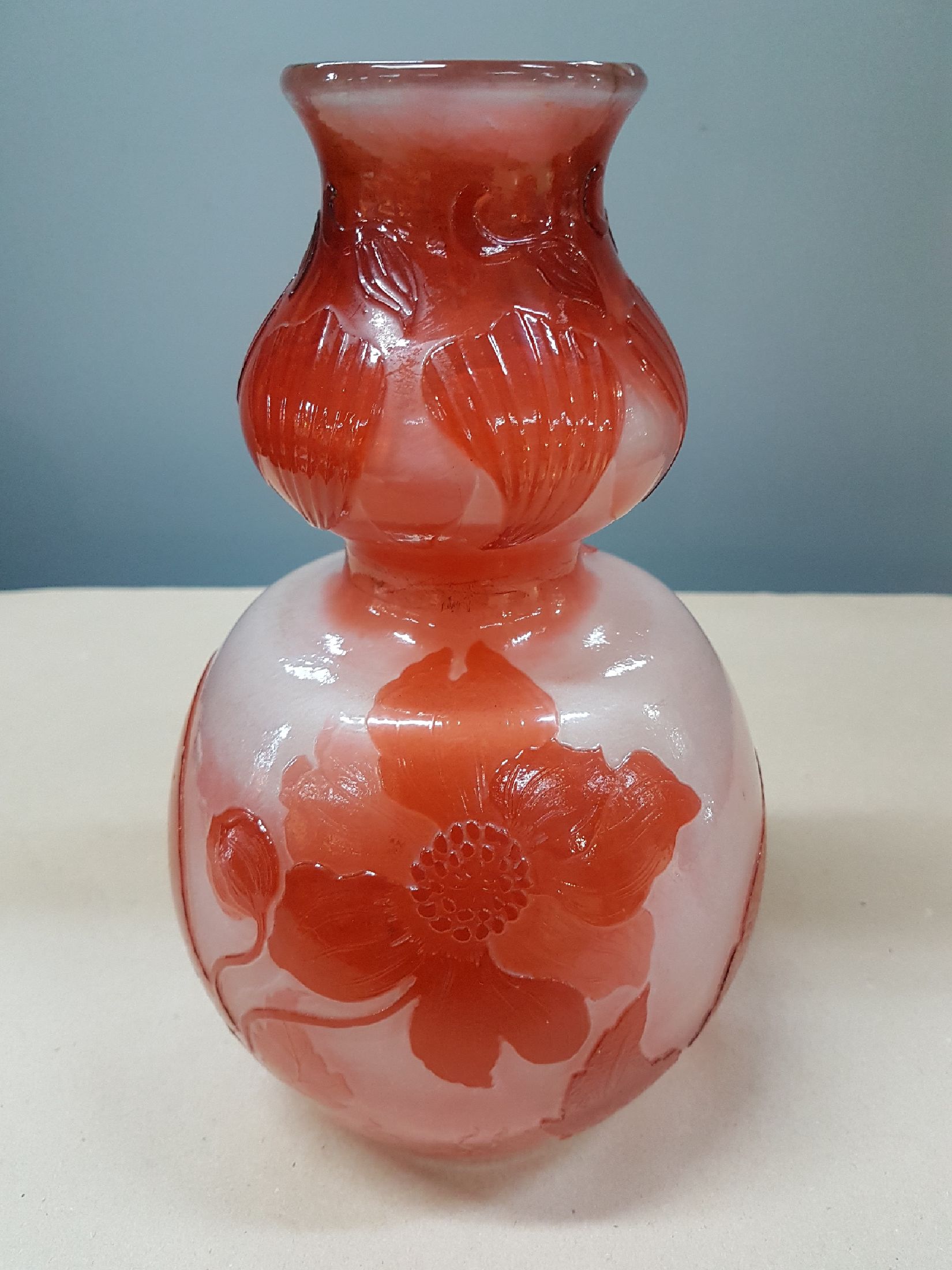 Detail a: Doppelkürbisvase, Emile Galle, Nancy, um 1900/02, farbloses Glas, rot und milchig überfangen, geätzt und poliert, Mohnblumen und Blüten, ...