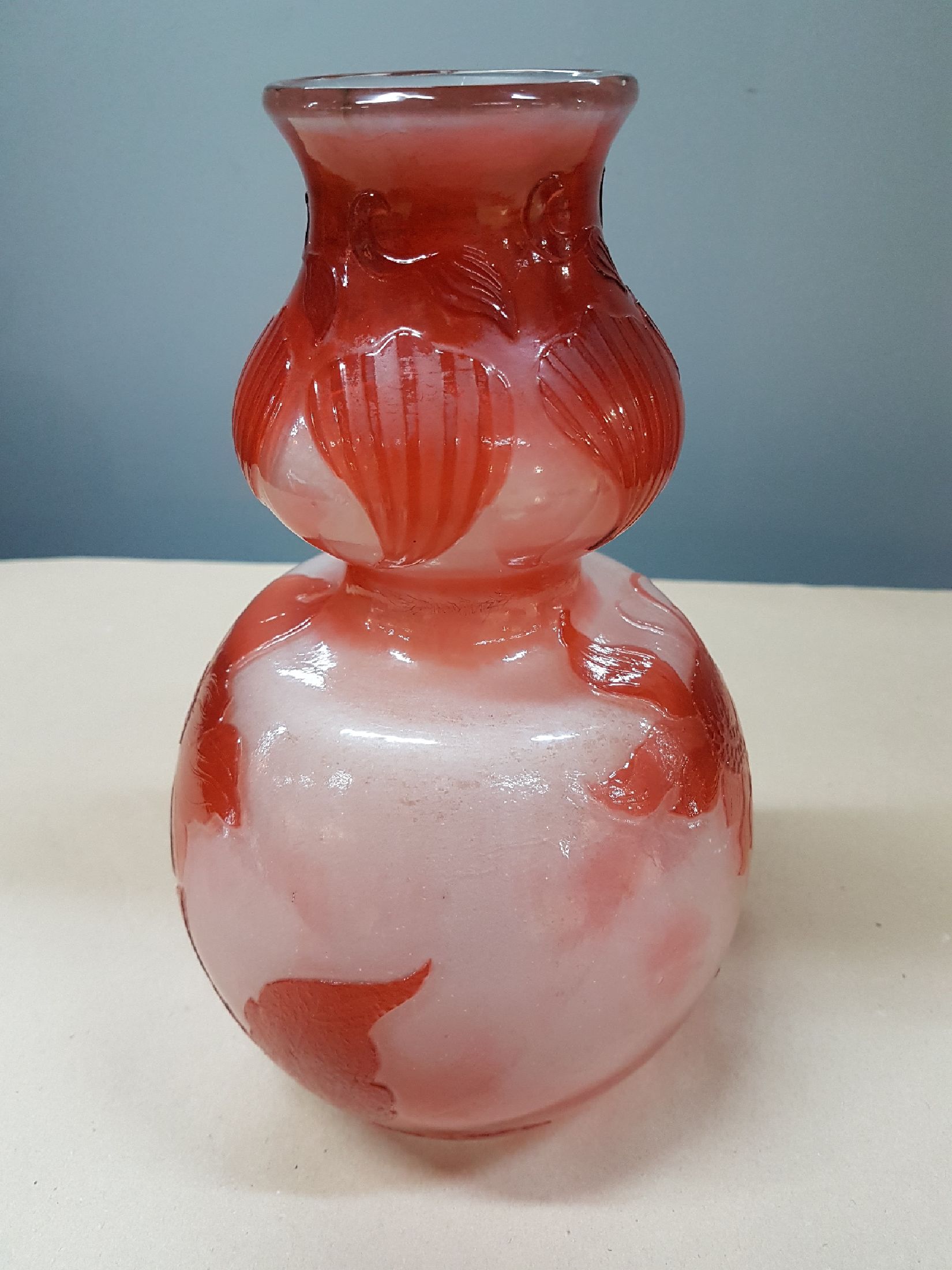Detail b: Doppelkürbisvase, Emile Galle, Nancy, um 1900/02, farbloses Glas, rot und milchig überfangen, geätzt und poliert, Mohnblumen und Blüten, ...