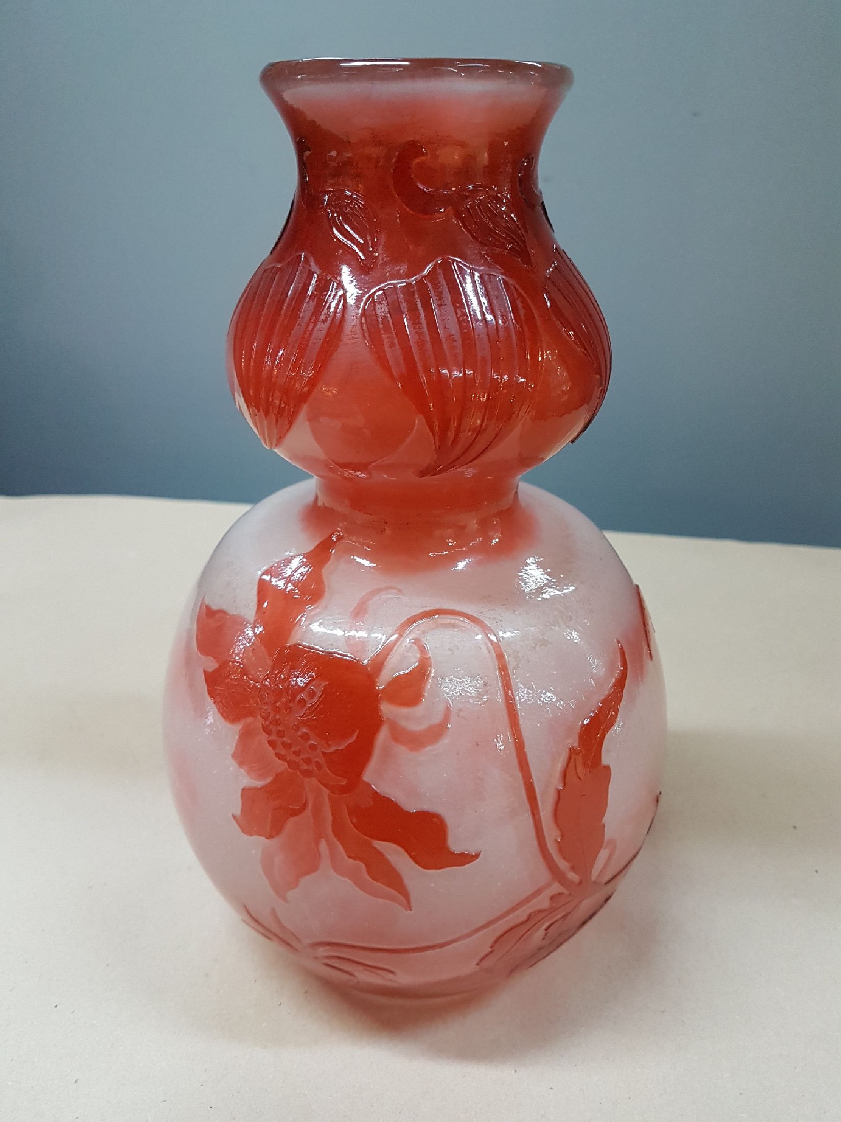 Detail c: Doppelkürbisvase, Emile Galle, Nancy, um 1900/02, farbloses Glas, rot und milchig überfangen, geätzt und poliert, Mohnblumen und Blüten, ...