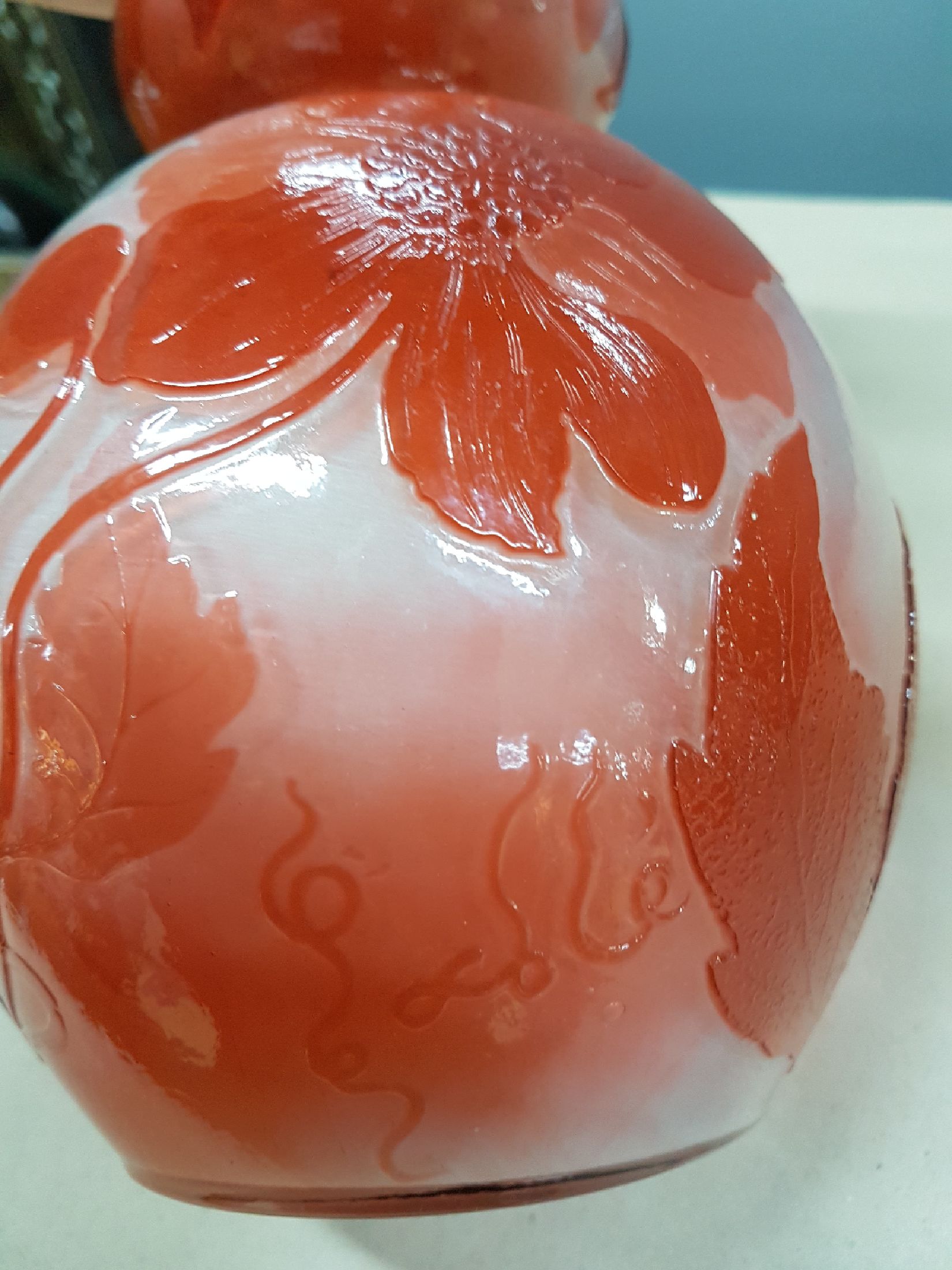 Detail d: Doppelkürbisvase, Emile Galle, Nancy, um 1900/02, farbloses Glas, rot und milchig überfangen, geätzt und poliert, Mohnblumen und Blüten, ...