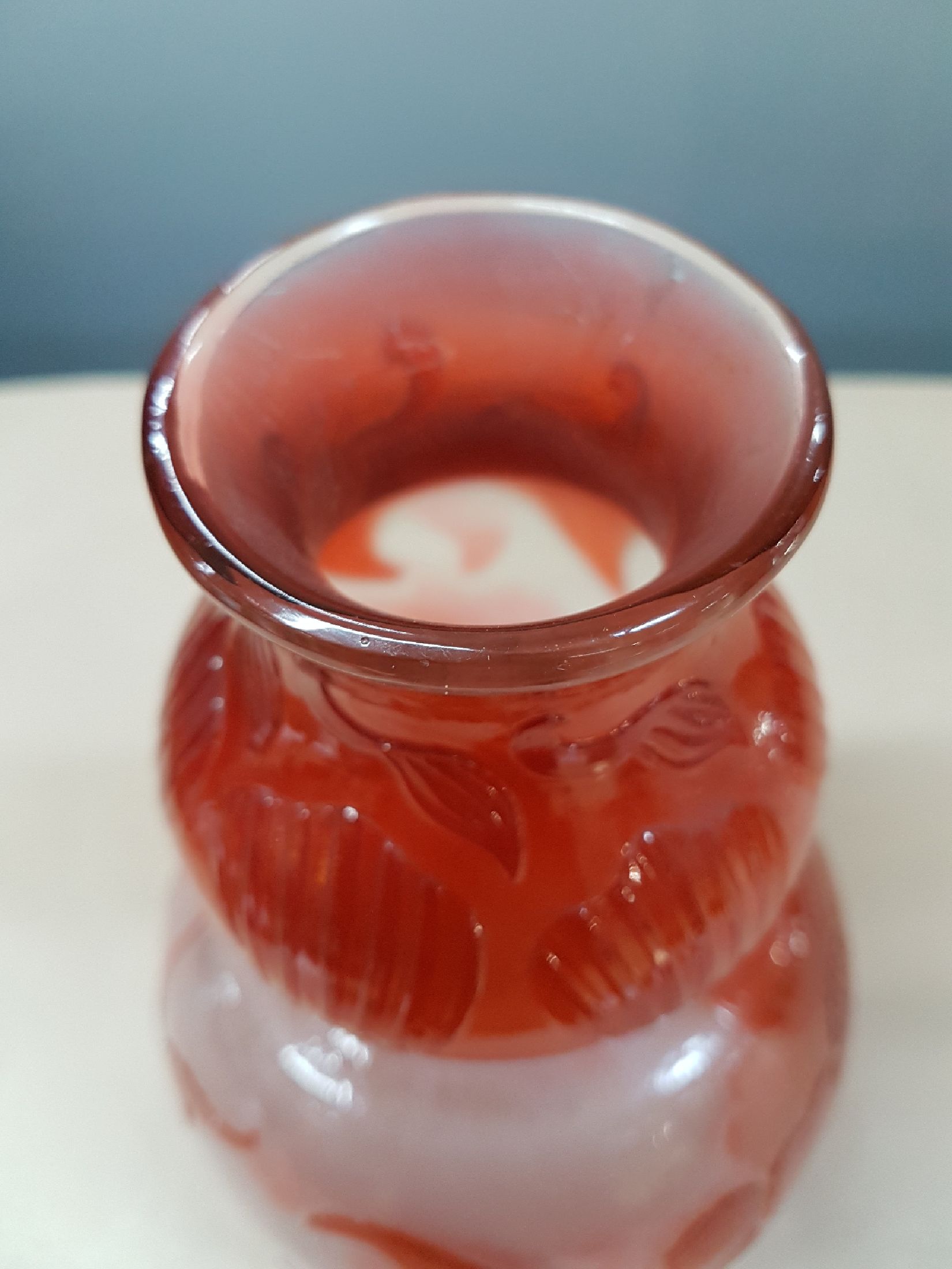 Detail f: Doppelkürbisvase, Emile Galle, Nancy, um 1900/02, farbloses Glas, rot und milchig überfangen, geätzt und poliert, Mohnblumen und Blüten, ...
