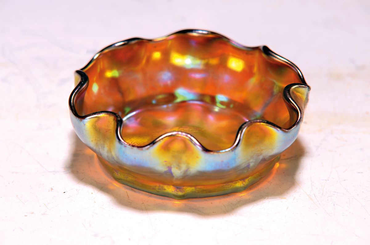 Kleine Favrile-Glasschale, Louis Comfort Tiffany, um 1900, Glas, blau- u. goldfarben lüstriert, blütenförmig eingekniffener Rand, ätzsigniert ...
