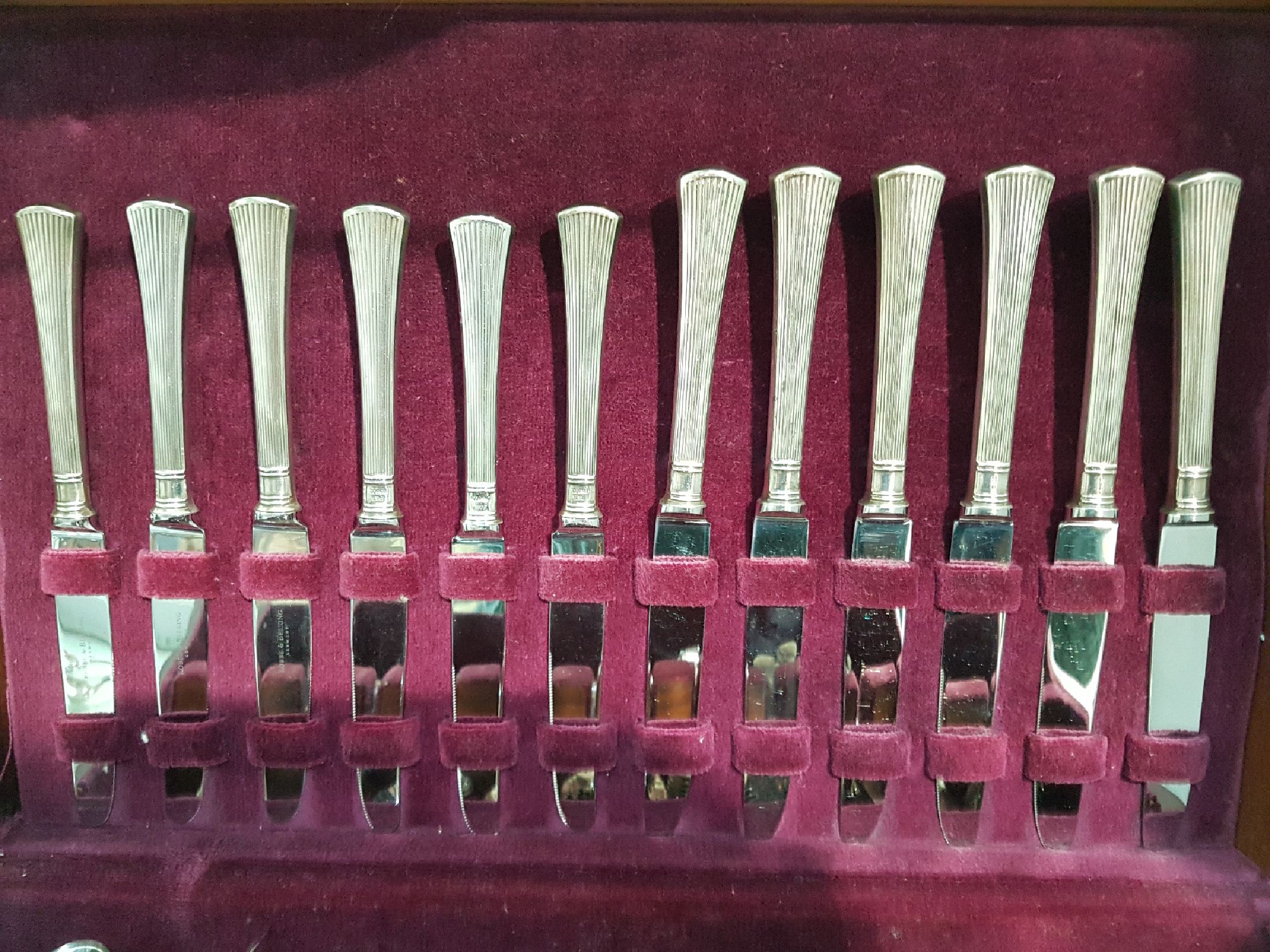 Detail b: Besteck "Avenue", Robbe & Berking für 6 Personen, 70 Teile, 800er Silber, 6 Menuegabeln, 6 Menuemesser, 6 Menuelöffel, 6 ...