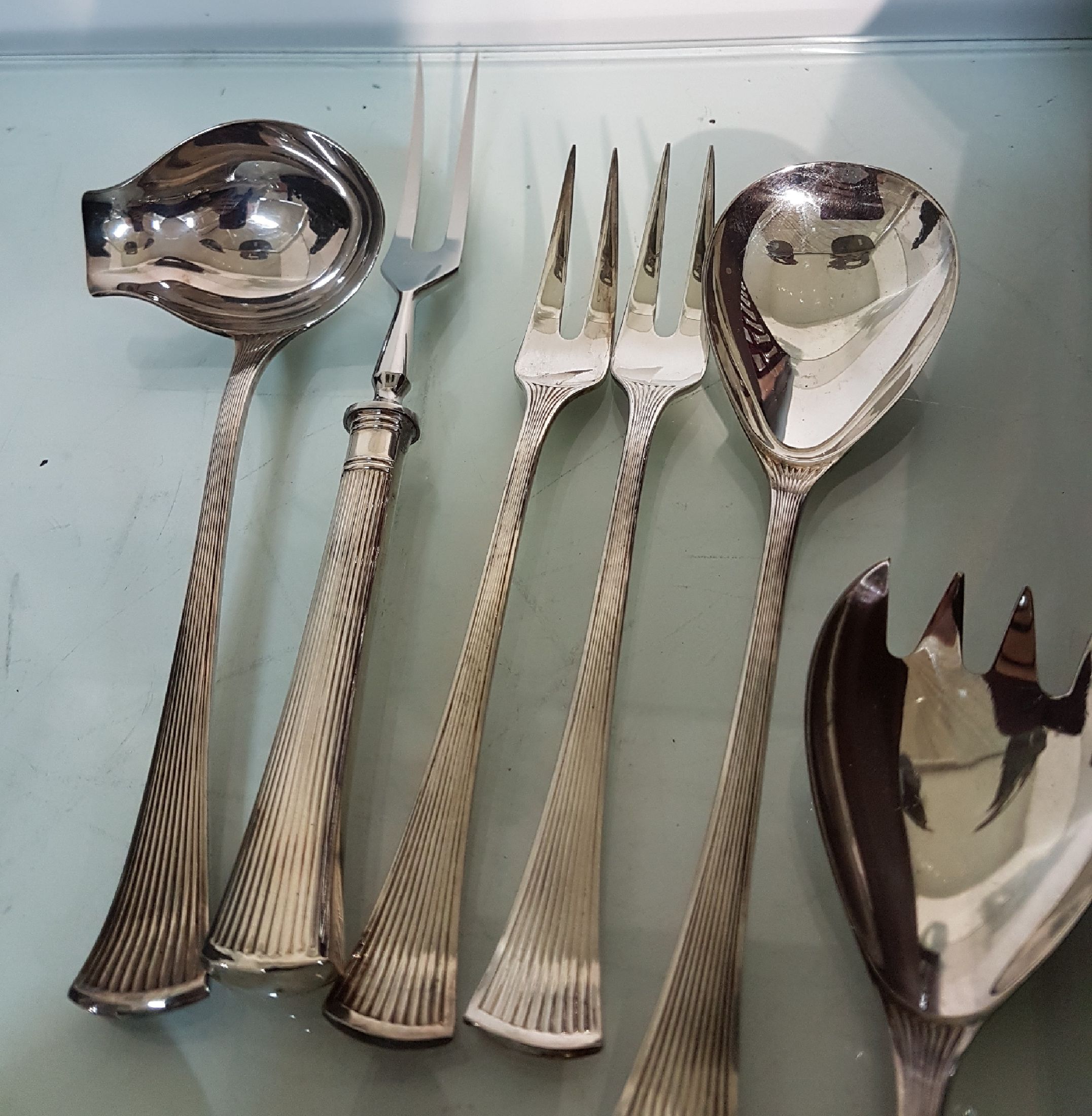 Detail d: Besteck "Avenue", Robbe & Berking für 6 Personen, 70 Teile, 800er Silber, 6 Menuegabeln, 6 Menuemesser, 6 Menuelöffel, 6 ...