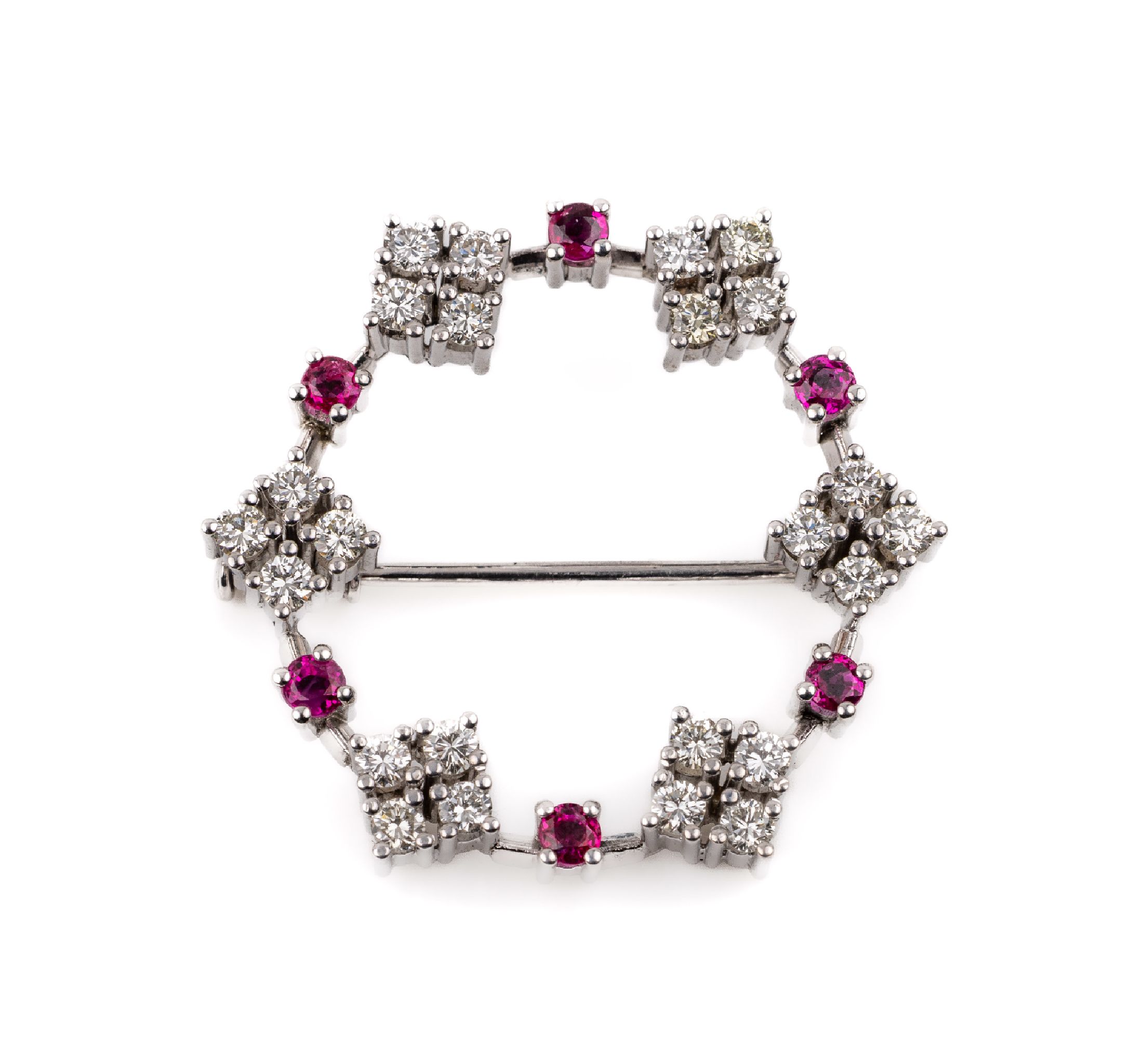 18 kt Gold Rubin-Brillant-Brosche, WG 750/000, 6 rundfacett. Rubine zus. ca. 0.52 ct, 24 Brillanten zus. ca. 0.85 ct Weiß/vvs, ca. 6.4 g, D. ca. 3 ...