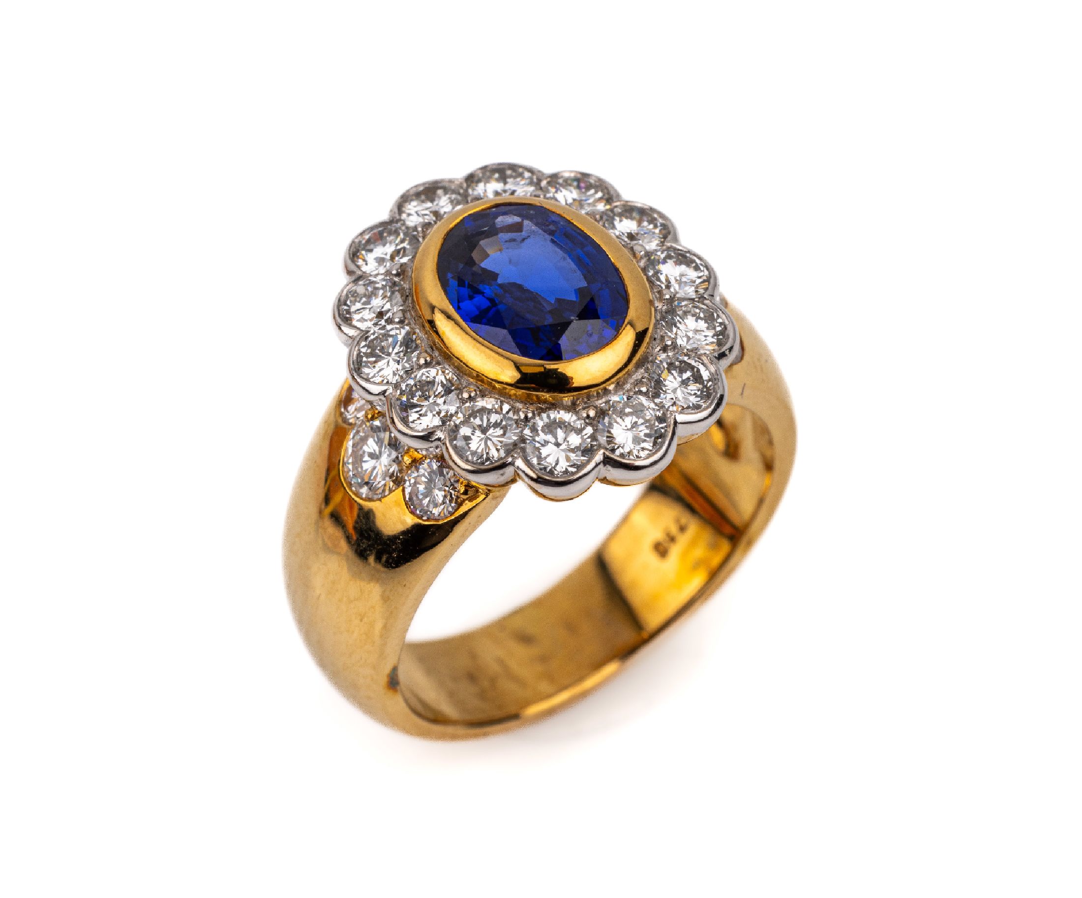 18 kt Gold Saphir-Brillant-Ring, GG 750/000, ovalfacett. Saphir ca. 2.12 ct, 20 Brillanten z.T. in rhod. Fassungen zus. ca. 1.53 ct feines ...