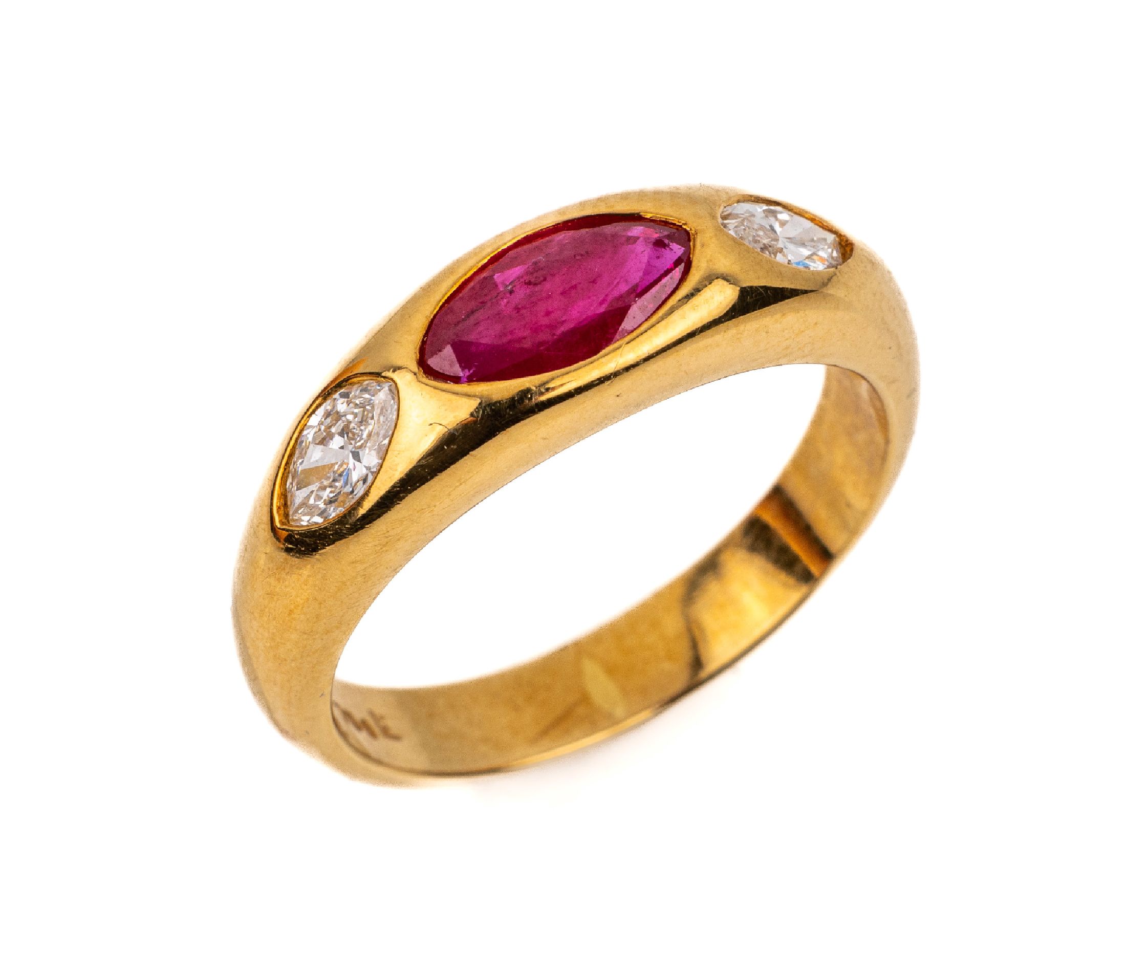 18 kt Gold Rubin-Diamant-Bandring, GG 750/000, Rubin Navette ca. 0.95 ct, 2 Diamant-Navettes zus. ca. 0.37 ct feines Weiß/vvs, ca. 6.3 g, RW 54