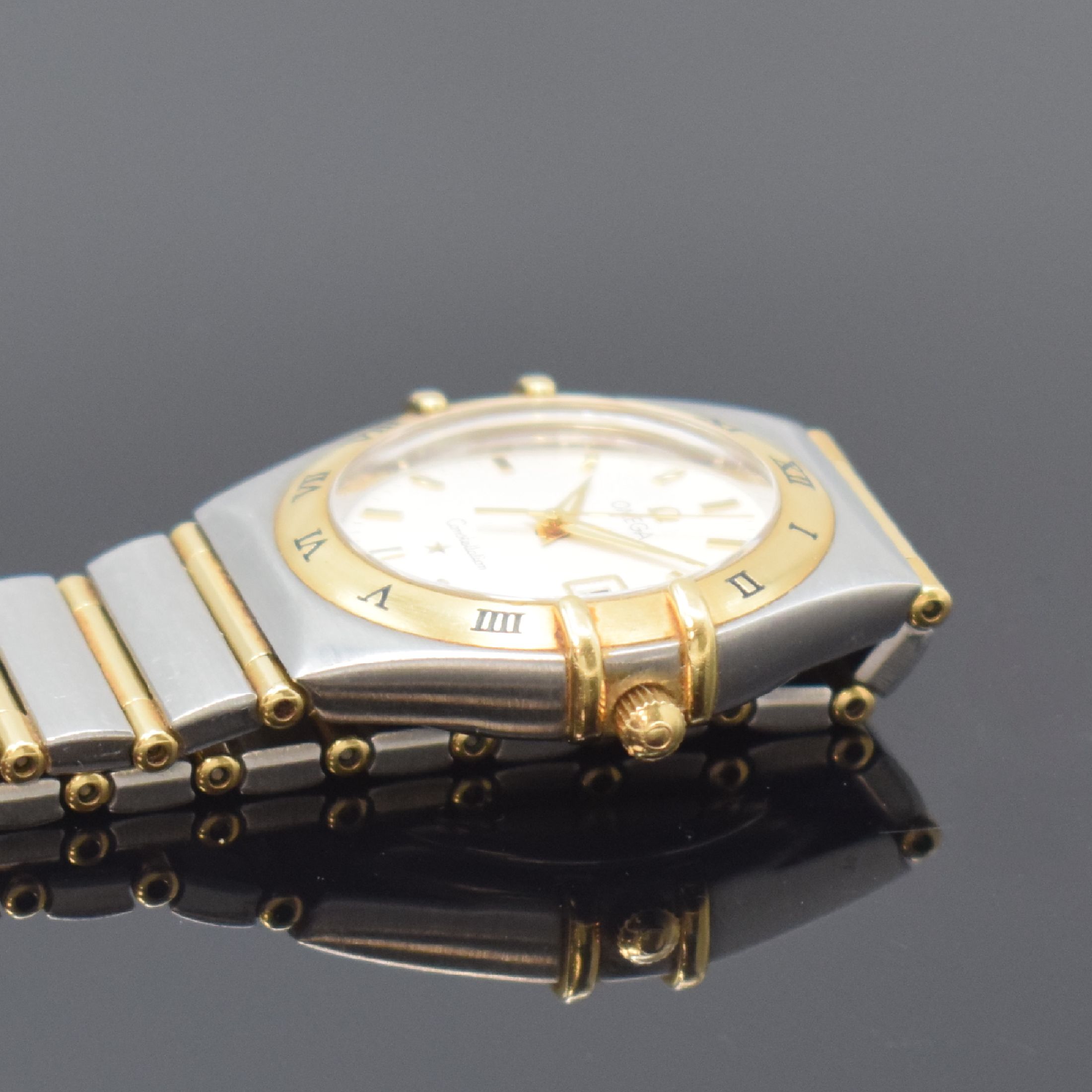 Detail c: OMEGA Constellation Damenarmbanduhr Referenz 796 1201, Schweiz um 2000, quarz, Edelstahl und Gold kombiniert, 2-teil. Gehäuse, Boden aufgedr., silb. ...