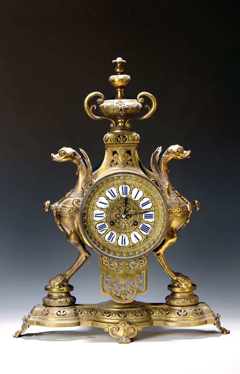 Tischuhr, Frankreich, um 1890-1910, massives Messinggehäuse mit vollplastischen Fabeltieren seitlich welche die Uhr halten, darunter Lambrequin, ...