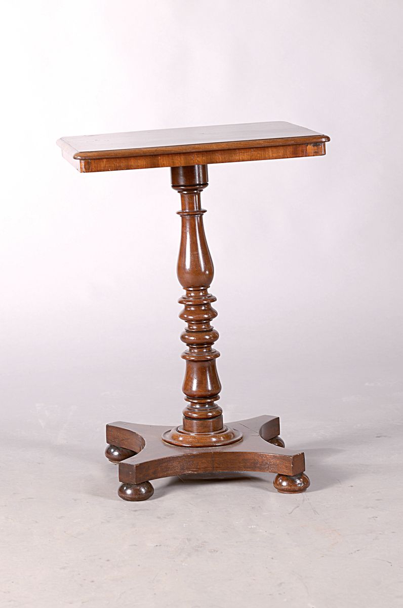 Beistelltisch/kl. Tisch, England, um 1880/1890, Nussbaum massiv, gedrechselter Fuß, quadratische Tischplatte, 73 x 52 x 52 cm, EZ 2-3