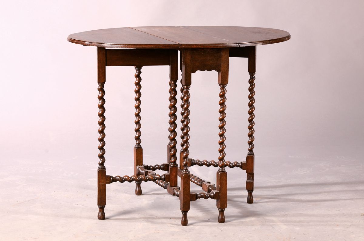 Kleiner Gate-Leg-Table, England, um 1900, Eiche massiv, zwei Seiten klappbar, gedrechselte Beine, ovale Platte aufgeklappt: 83 x 61 cm, H. ca. 63 cm, ...