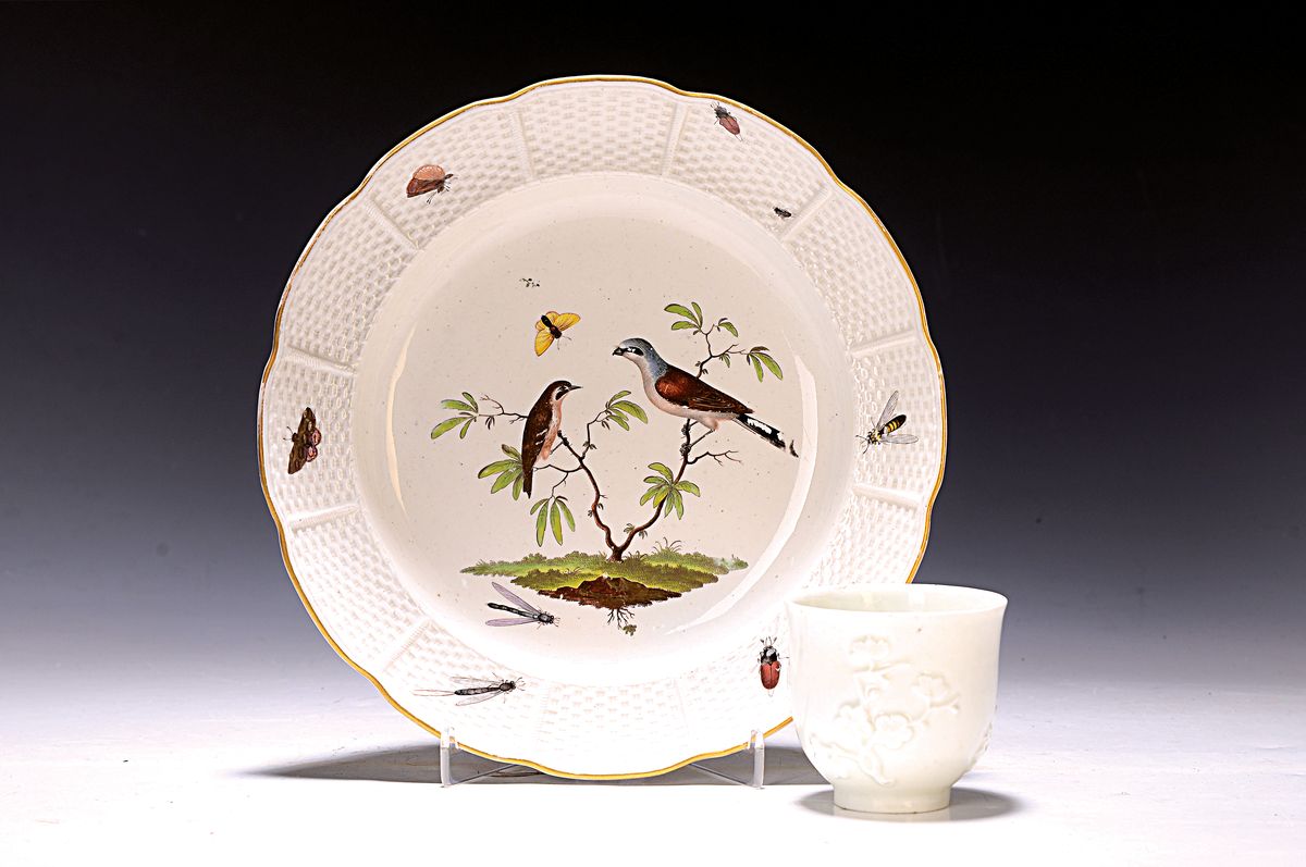 Teller und ein hoher Becher, Ludwigsburg um 1800, Teller mit Vogelmalerei und Insekten, Becher mit Kirschblütenrelief, leicht am Rand bestoßen, D. ...