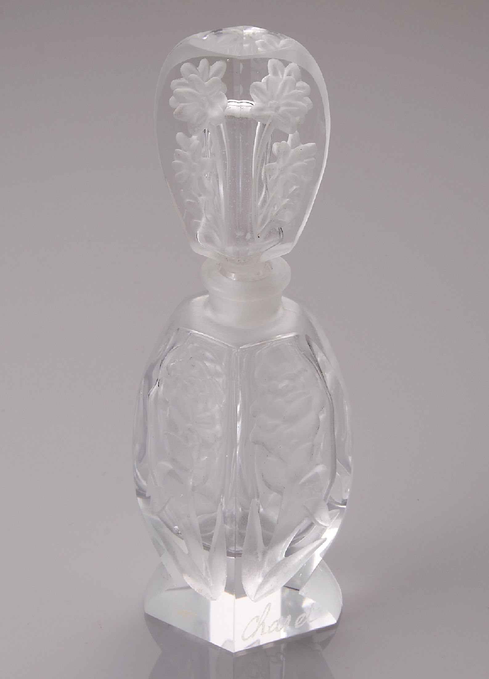 Detail b: Flakon, 1930er Jahre, farbloses Glas, geschnitten und geschliffen, Dekor mit Blumen nach dem Vorbild von Daume, sign. Charet, orig. Stöpsel (mit ...