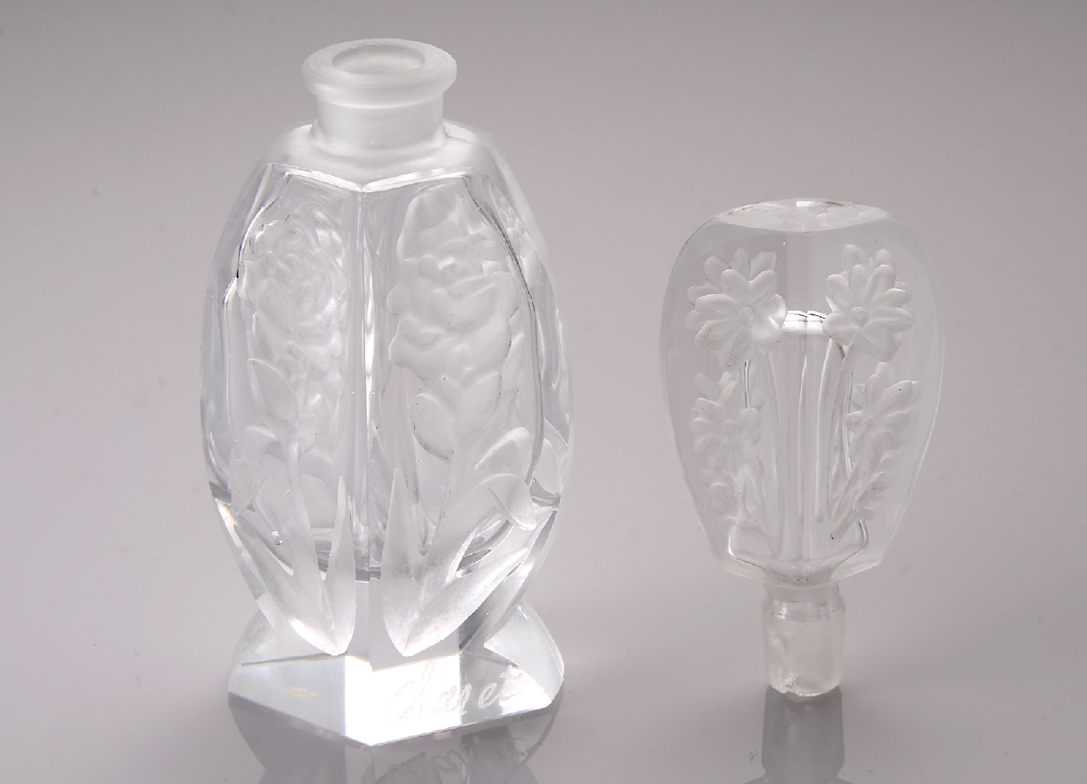 Detail c: Flakon, 1930er Jahre, farbloses Glas, geschnitten und geschliffen, Dekor mit Blumen nach dem Vorbild von Daume, sign. Charet, orig. Stöpsel (mit ...