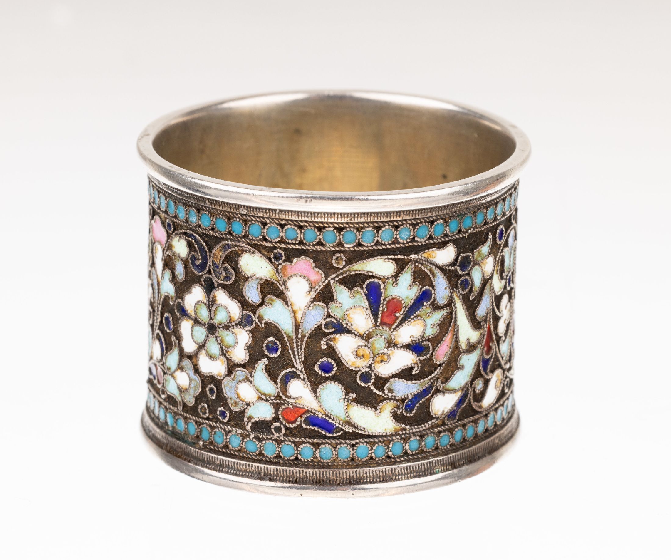 Detail a: Serviettenring, wohl Rußland um 1900, Silber gepr., teilvergoldet, berieben, bunt opak und transluzid in Cloisonne-Technik emailliert, ...