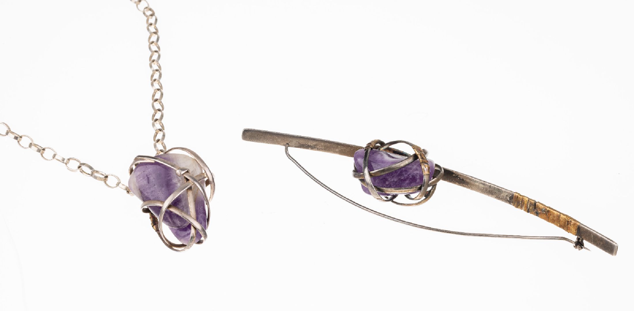 Designer Collier und Brosche, 1960er Jahre, sogen. Brutalismus, Silber gepr. und 14 kt Gold, GG 585/000, gepr., "Gefangene ...