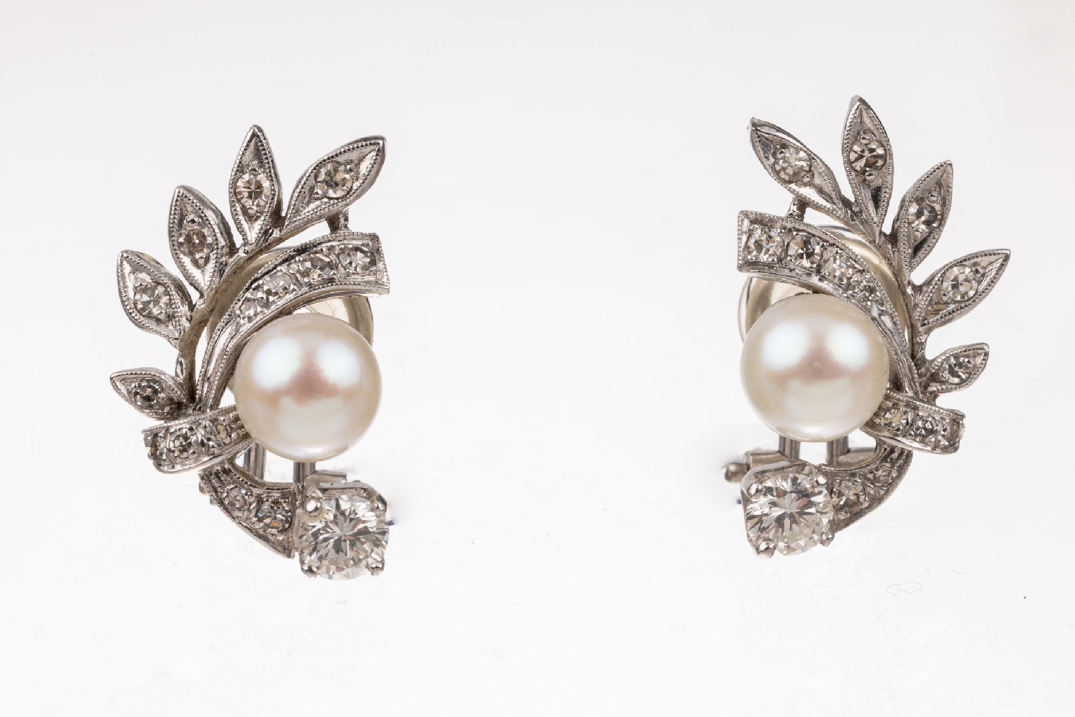 Paar 14 kt Gold Diamant-Zuchtperl-Ohrclips, WG 585/000 unterlegiert, florale Gestaltung, jeweils eine weiße Zuchtperle, D. ca. 7 mm, insg. 2 ...