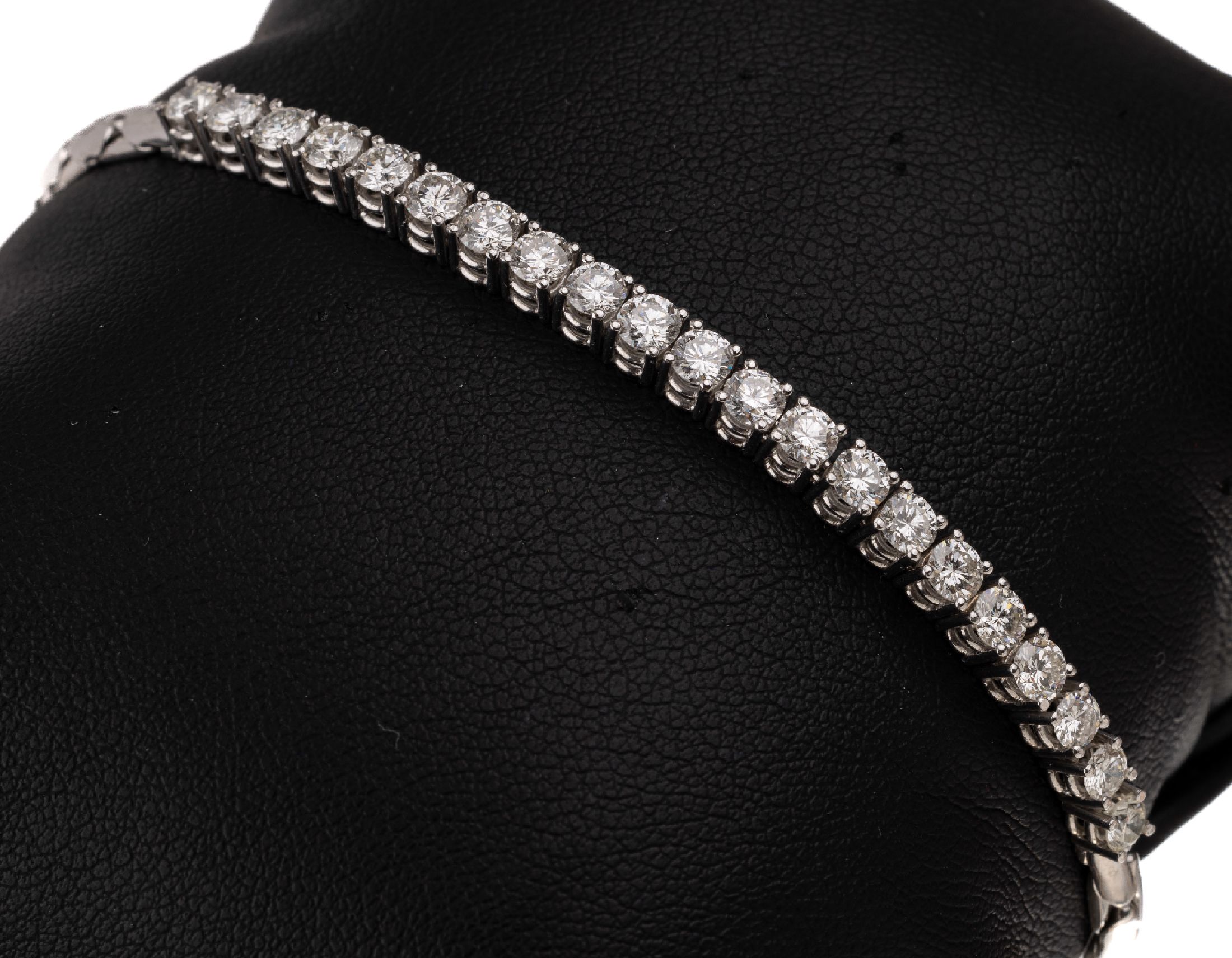 14 kt Gold Brillant-Armband, WG 585/000, 21Brillanten zus. ca. 2.52 ct feines Weiß-Weiß/ vs, L. ca. 17 cm, ca. 13.3 g, Kastenschloß ...