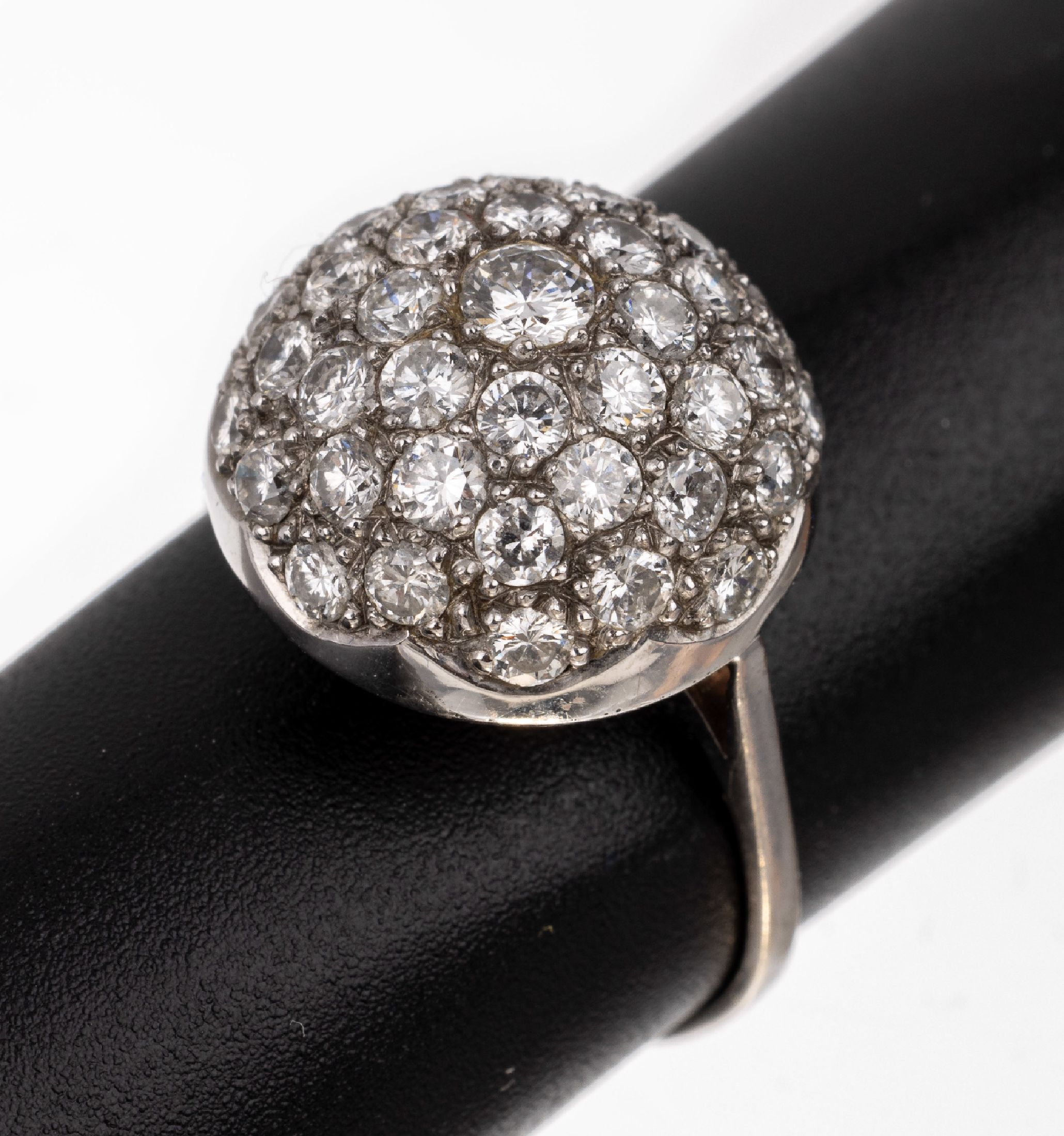 14 kt Gold Brillant-Ring, WG 585/000, halbrunder Ringkopf, bes. mit 41 Brillanten zus. ca. 1.80 ct Weiß/si, RW 55, ca. 5.5 g