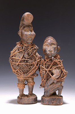 Image 26704503 - Two magical or power figures, Dogon, Mali 20thcentury, carved wood, wrapped with raffia fabric and rope, nailed several times, traces of age, h. 22/28 cm