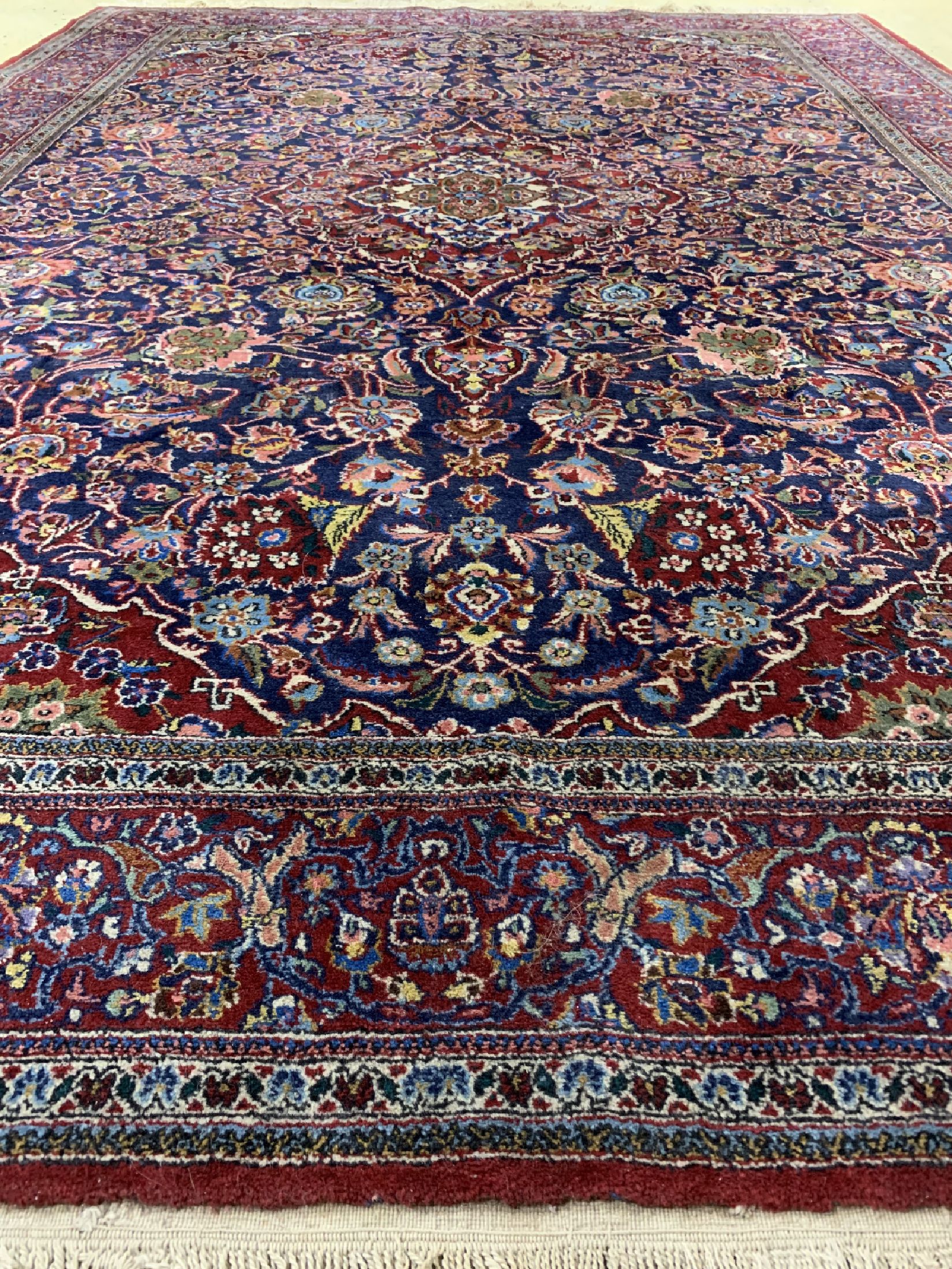 Detail c: Indo Keschan, Indien, ca. 50 Jahre, Wolle auf Baumwolle, ca. 283 x 203 cm, EHZ: 2