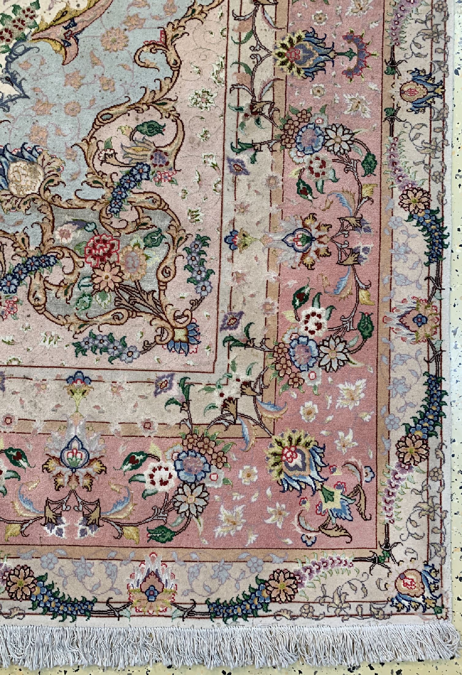 Detail a: Täbriz fein(50 Raj), Persien, ca. 50 Jahre,Korkwolle mit Seide, ca. 350 x 255 cm, ca. 500.000 Kn/qm, EHZ: 4(Mottenfraß, Stark verschmutzt).