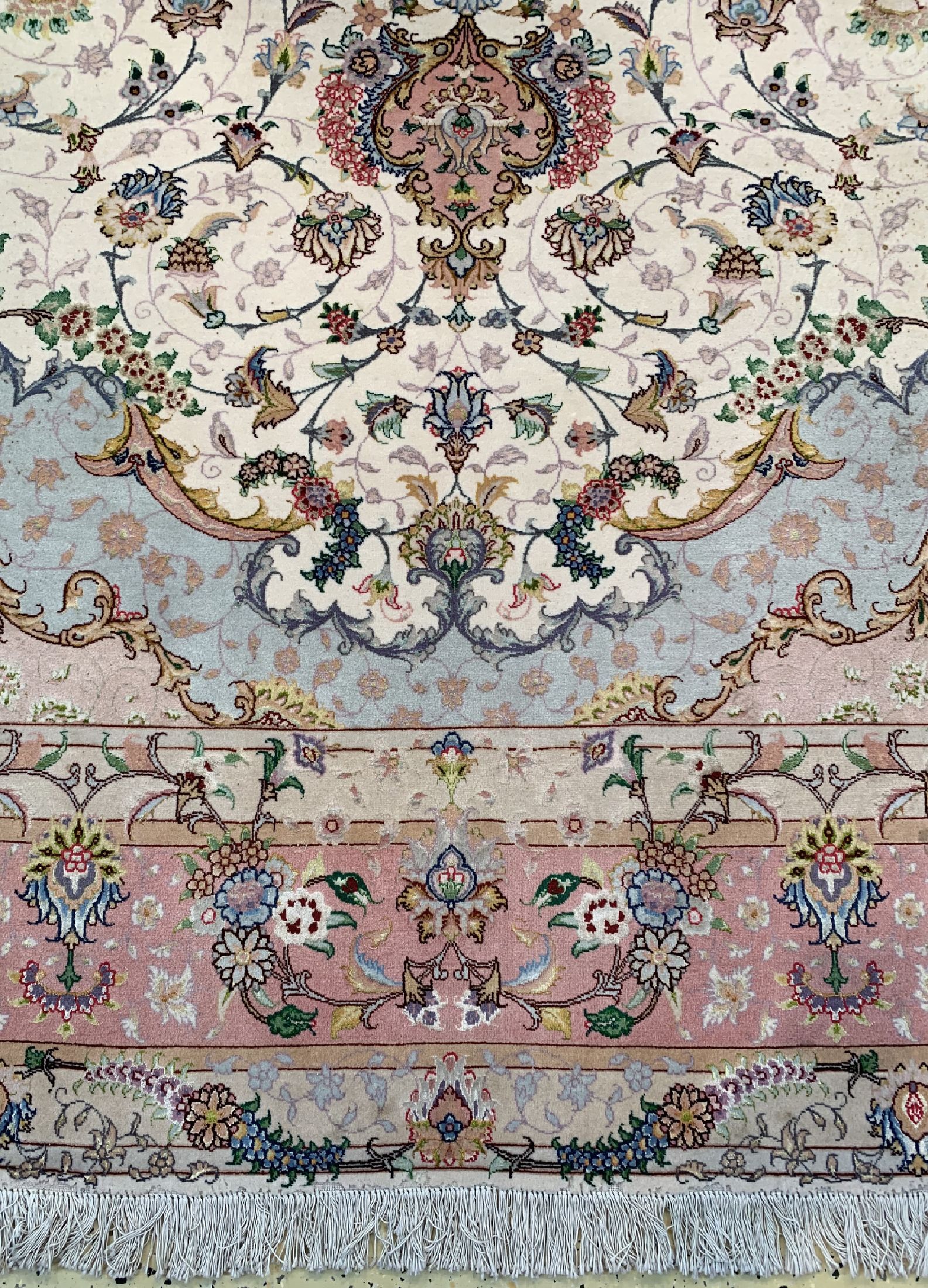 Detail b: Täbriz fein(50 Raj), Persien, ca. 50 Jahre,Korkwolle mit Seide, ca. 350 x 255 cm, ca. 500.000 Kn/qm, EHZ: 4(Mottenfraß, Stark verschmutzt).
