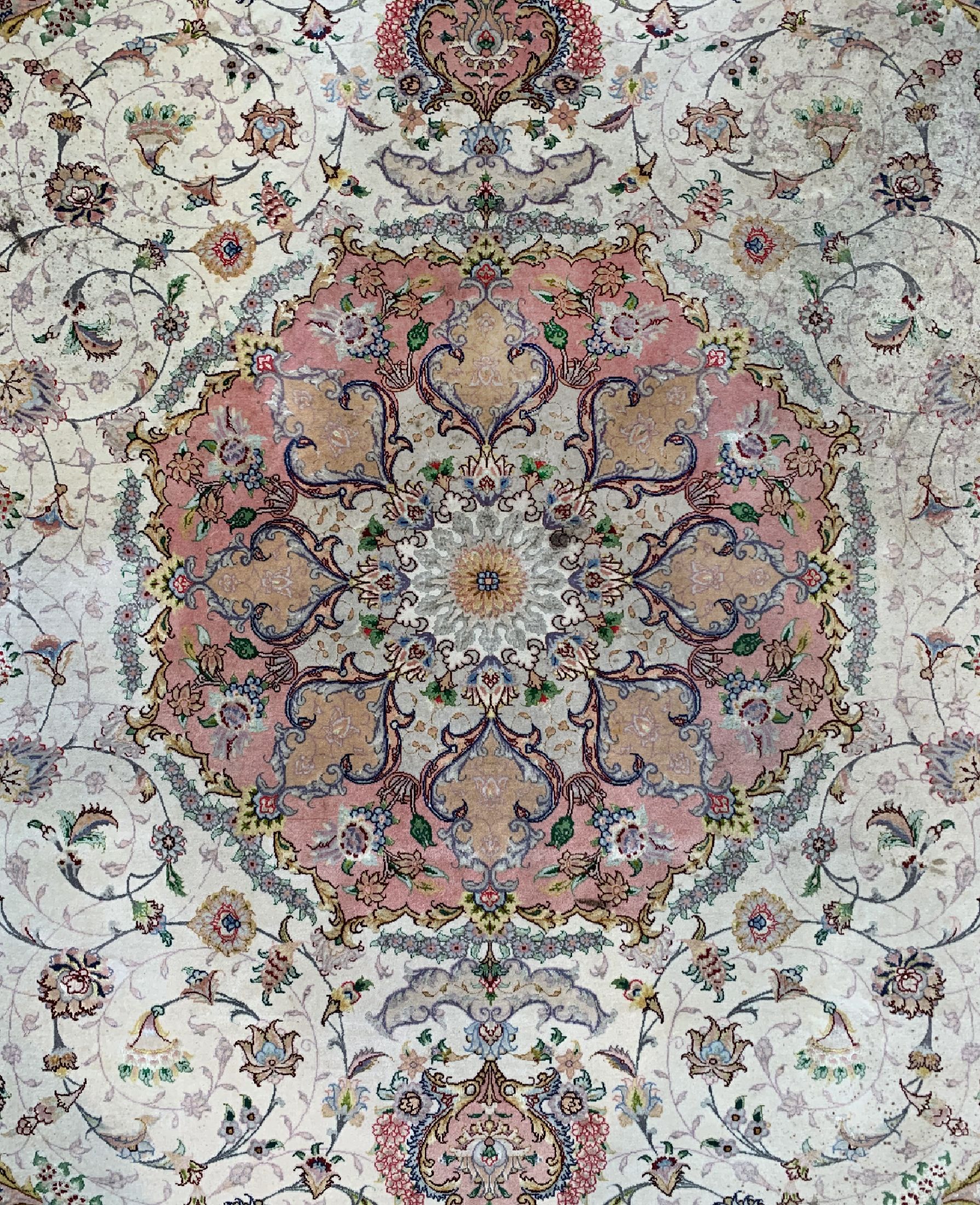 Detail c: Täbriz fein(50 Raj), Persien, ca. 50 Jahre,Korkwolle mit Seide, ca. 350 x 255 cm, ca. 500.000 Kn/qm, EHZ: 4(Mottenfraß, Stark verschmutzt).