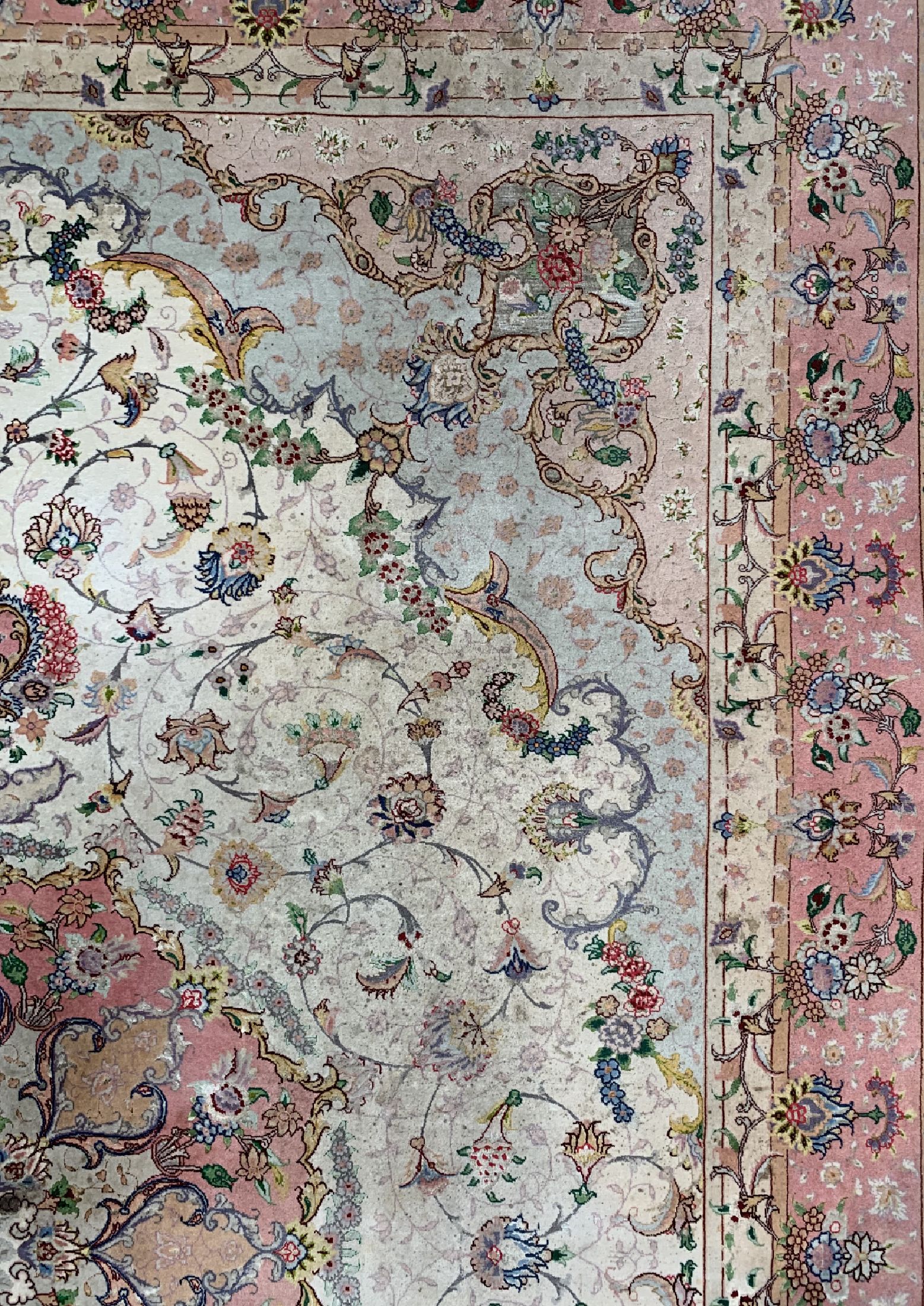Detail d: Täbriz fein(50 Raj), Persien, ca. 50 Jahre,Korkwolle mit Seide, ca. 350 x 255 cm, ca. 500.000 Kn/qm, EHZ: 4(Mottenfraß, Stark verschmutzt).