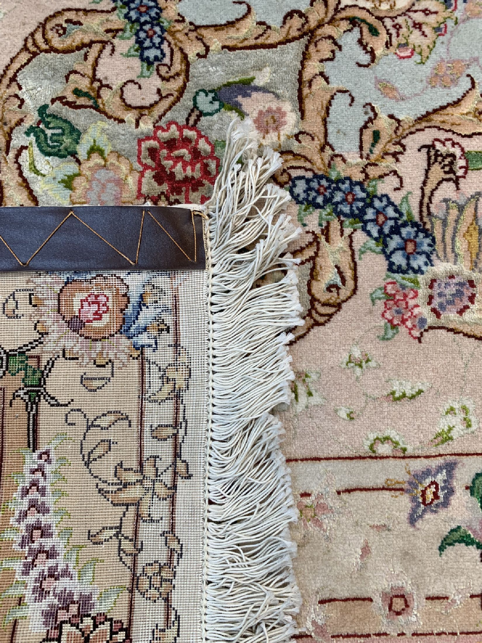 Detail e: Täbriz fein(50 Raj), Persien, ca. 50 Jahre,Korkwolle mit Seide, ca. 350 x 255 cm, ca. 500.000 Kn/qm, EHZ: 4(Mottenfraß, Stark verschmutzt).