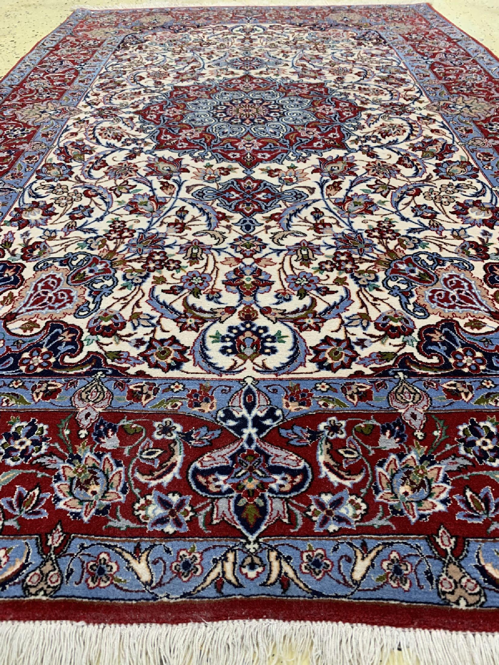 Detail d: Esfahan fein, Persien, ca. 50 Jahre, Korkwolle mit und auf Seide, ca. 177 x 114 cm,ca. 1,0 Mio. Kn/qm, EHZ: 1-2