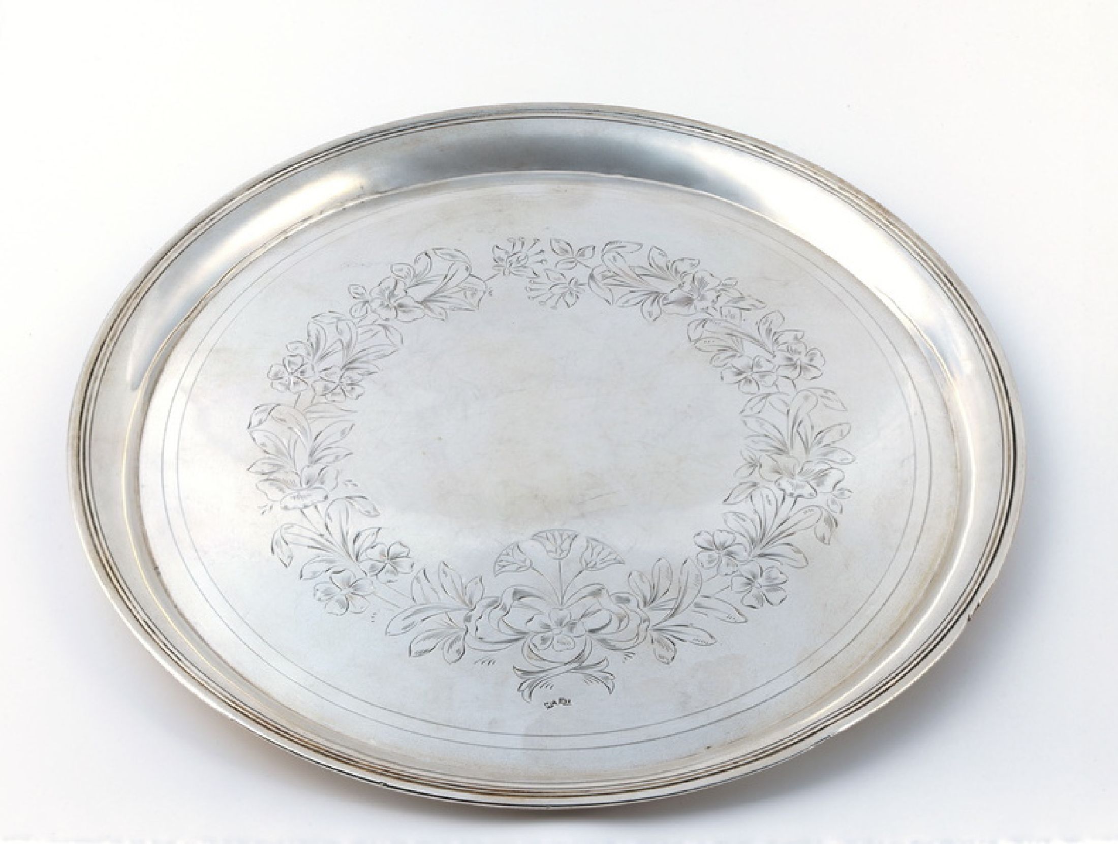 Massives Tablett, 900er Silber, umlaufender Blumendekor, graviert und punziert, D ca. 30 cm, Meistermarke unged., ca. 940 g