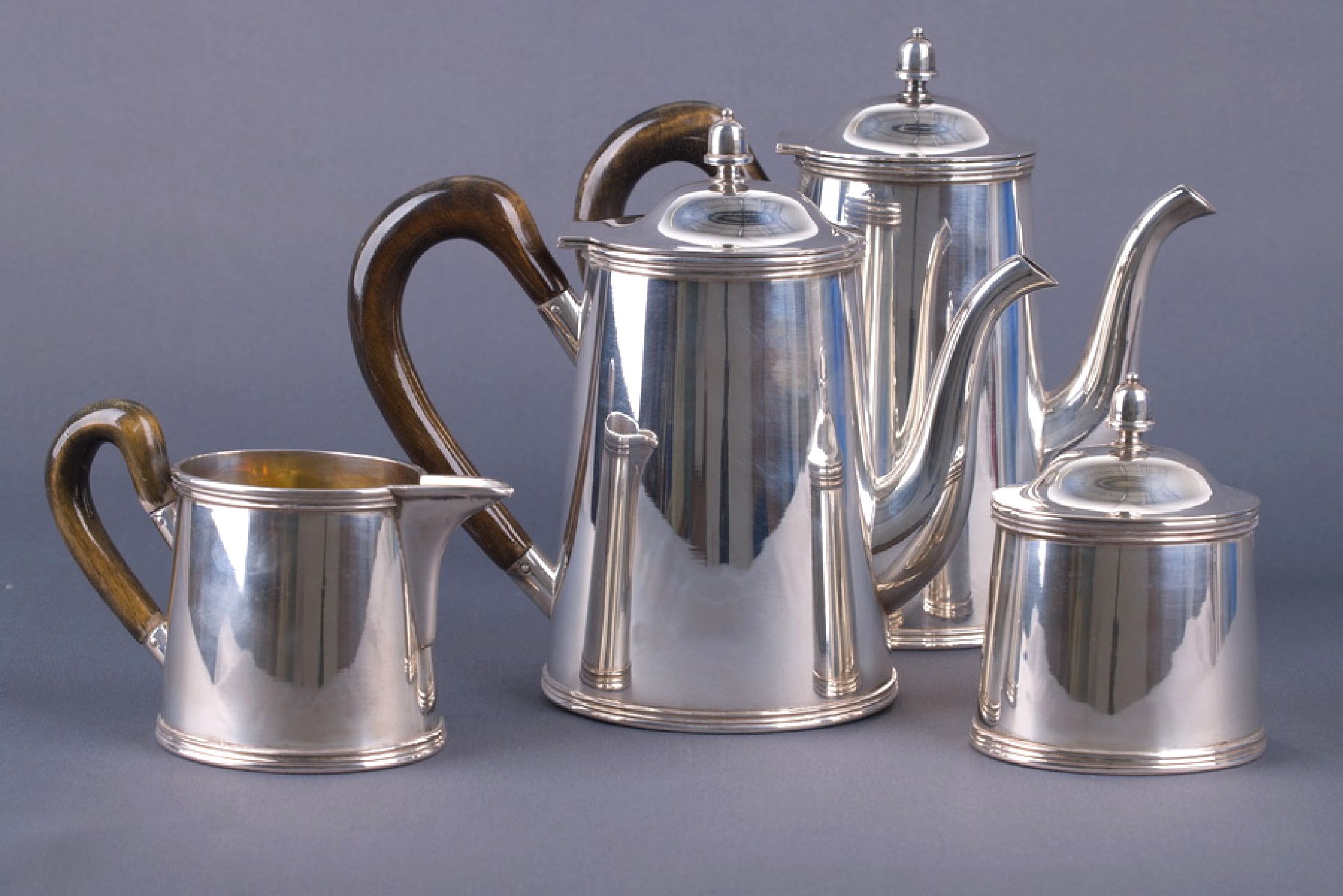 Tee- und Kaffeeservice mit Tablett, Italien, 800er (Service) und 925er Silber (Tablett),zeitlose schlichte Form, best. aus: Kaffee- und Teekanne (H ...