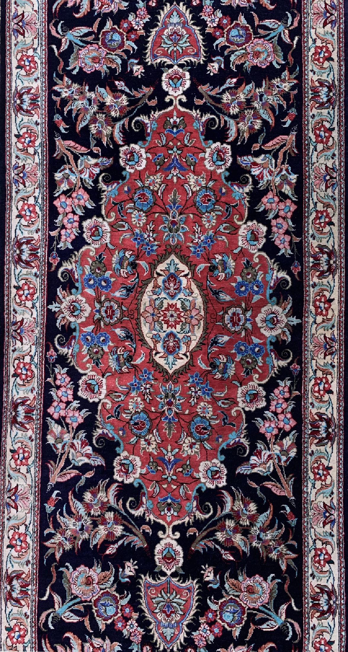 Detail c: Ghom Seide, Persien, ca. 40 Jahre, reine Naturseide, ca. 190 x 54 cm, ca. 1,0 Mio. Kn/qm, EHZ: 1-2