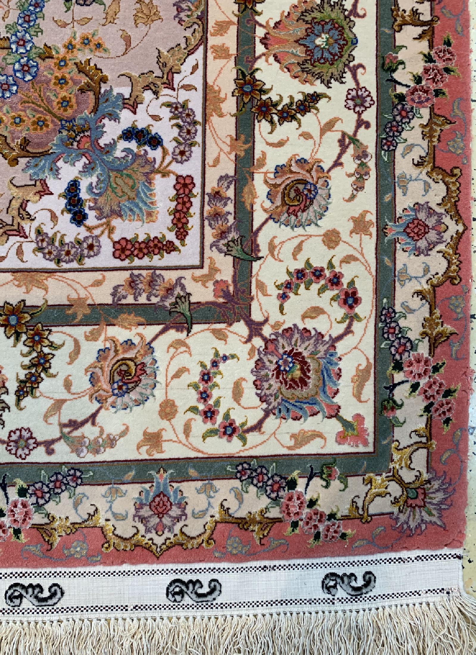 Detail a: Täbriz fein(60 Raj), Persien, ca. 50 Jahre,Korkwolle mit und auf Seide, ca. 214 x 150 cm,ca. 1,0 Mio. Kn/qm, EHZ: 2, (minimaler Mottenfraß am ...