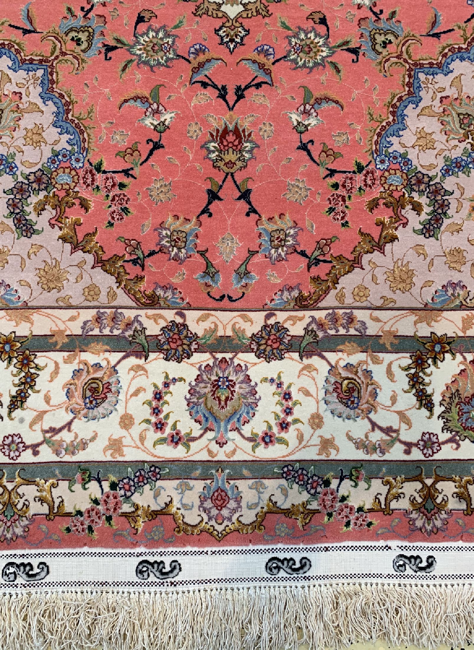 Detail b: Täbriz fein(60 Raj), Persien, ca. 50 Jahre,Korkwolle mit und auf Seide, ca. 214 x 150 cm,ca. 1,0 Mio. Kn/qm, EHZ: 2, (minimaler Mottenfraß am ...
